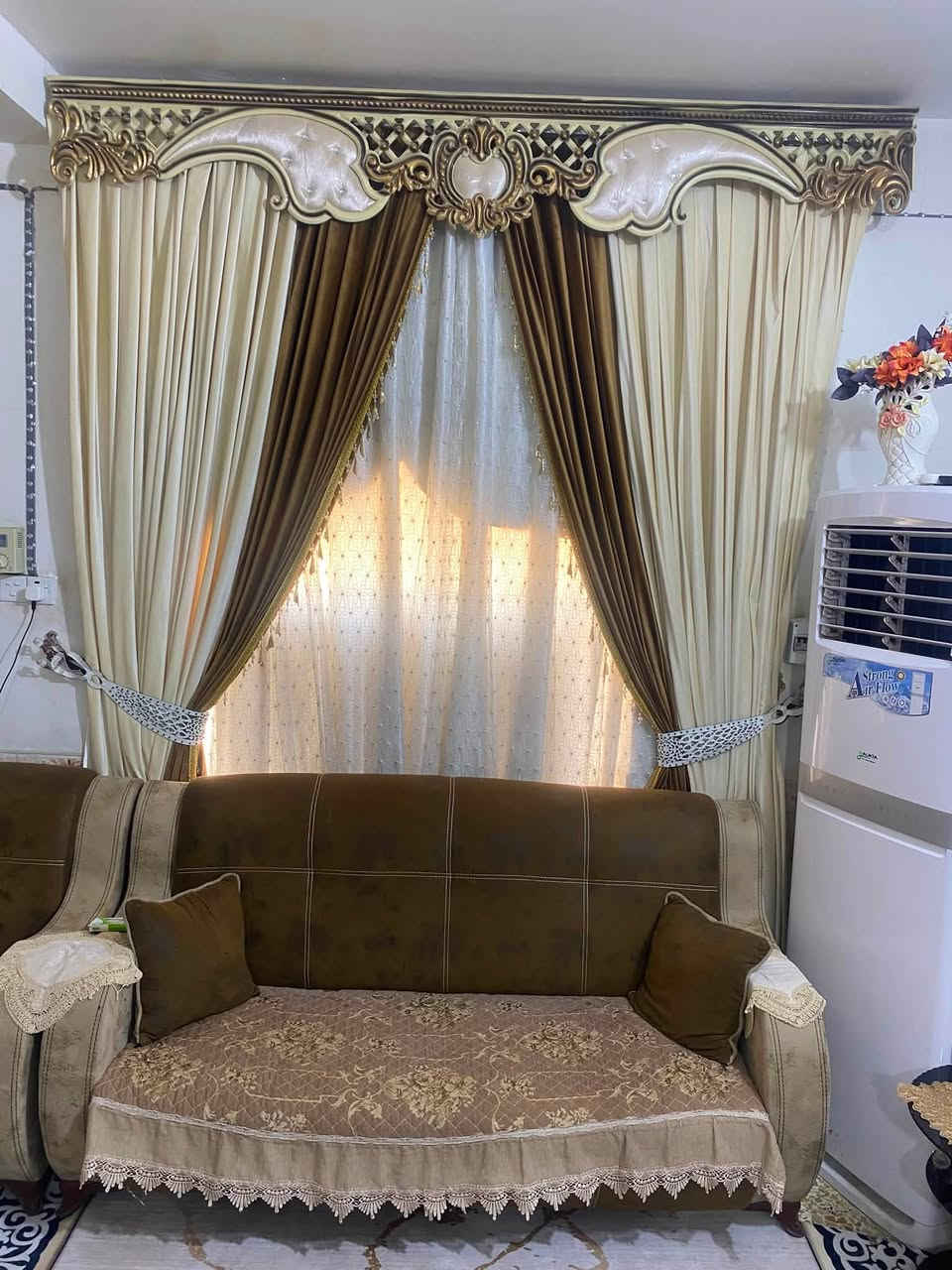 ديوان 7قطع نضيف كلش 350
بردات ام التاج الملكي الوحده ب150
معرض ومنضد خشب 250
ثريه 100
ميز ابلازمه 150

للتواصل ***********
