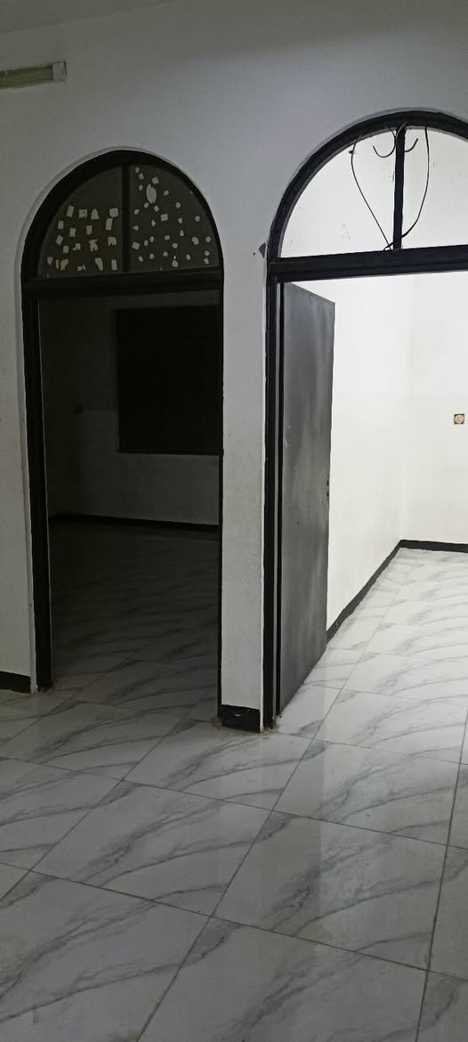 شقة للايجار 🏫
حي البكر قرب جامع البديع...
مساحة 200م 
غرفتين نوم وهول واستقبال ومشتملات 
الشقة نظيفة ومرتبة...
للاستفسار مراجعة مكتب المازن حي البكر شارع المنظمة قرب المركز 
او الاتصال على 📞☎️***********
