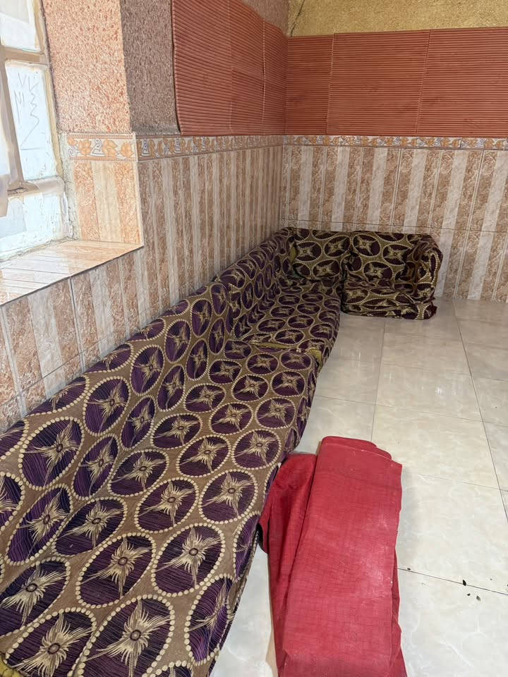 للبيع في البصرة القديمة بسعر مناسب بالاصافة الى جرباية ام النفر عدد اثنين خشب (بدون تاج ) للتواصل ***********
