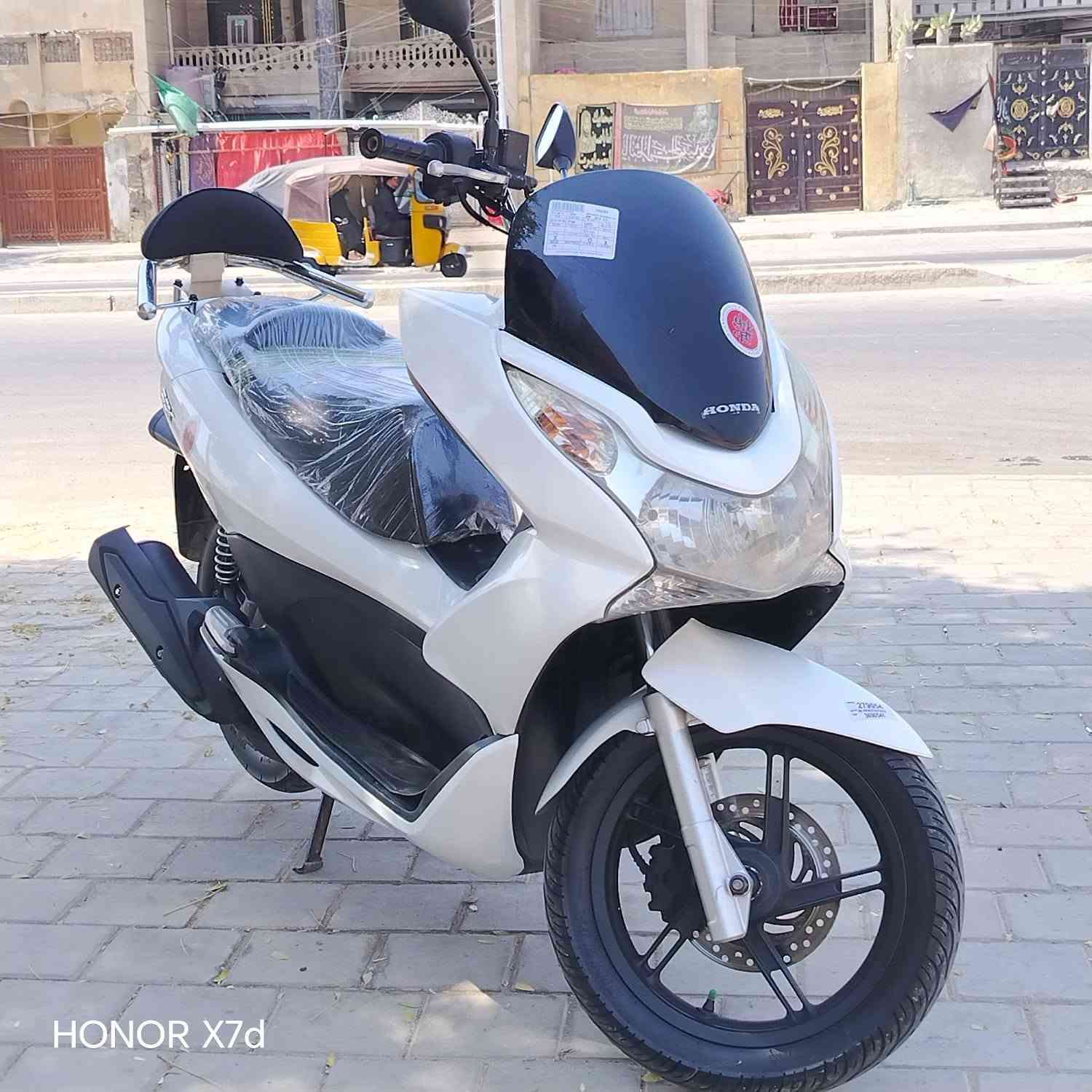سلام عليكم.... دراجة للبيع بي سي اكس جيل الاول  سكليتر خطين  استان حساس ازدحام  بلاديه كلة شغال   كهربائيات اشاير لايت كلة شغال تخم تايرات جدد دهن جديد جيب فيتر وفحص عنوان بغداد مدينة الصدر مقابل مطعم ليمونه للإستفار )***********
