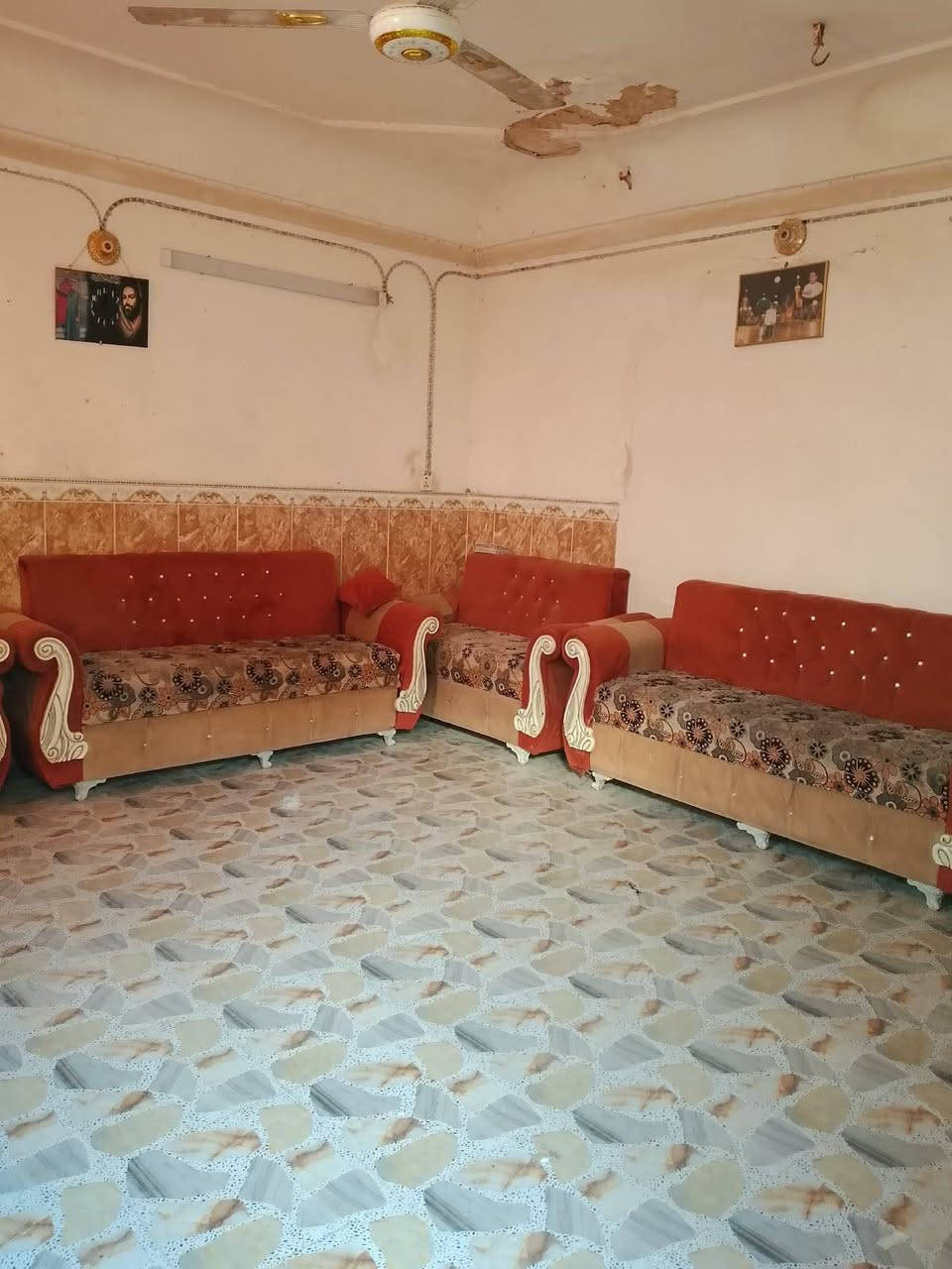 بيت للبيع 
بيت 100متر بس واقع حال 120البيت بي 3 غرف وستقبال ومطبخ على 3شوارع البيت عليه 3 مخارج الاستفسار خاص +واتسب البيت للبيع
***********
