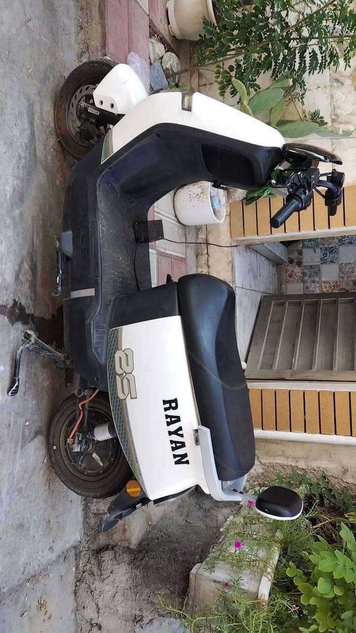 سلام عليكم عندي دراجة شحن C2 معروضه 650 وبيها مجال قليل حك اجيه هاذا رقمي *********** بكاني بغداد كاضميه
