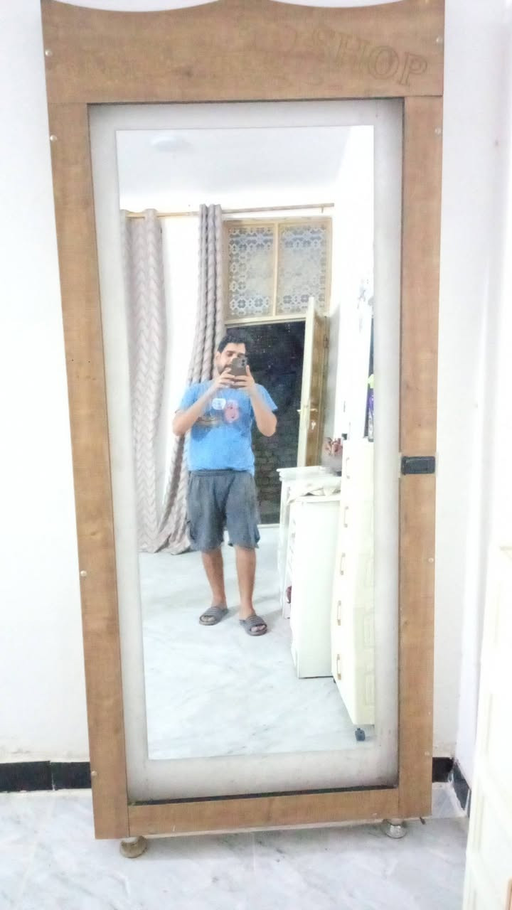 السلام عليكم    ثنين قنفات واثنين كراسي حلاقه ومرايه وحده عنون بغداد حي الكوفه 
***********

