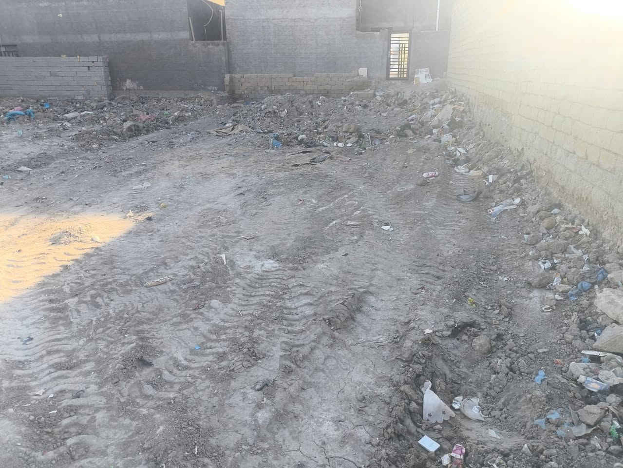 سلام عليكم 

بيت +قطعه بحي الملايين يبعد عن حي الشرطه 200 متر وقريب ع شارع 30

المساحه الكلية 330 
مساحه البيت 180 
غرفتين + صاله + مطبخ + براني 
البيت يحتاجله ترميم بسيط 

السعر:  27
للاستفسار/ ***********
