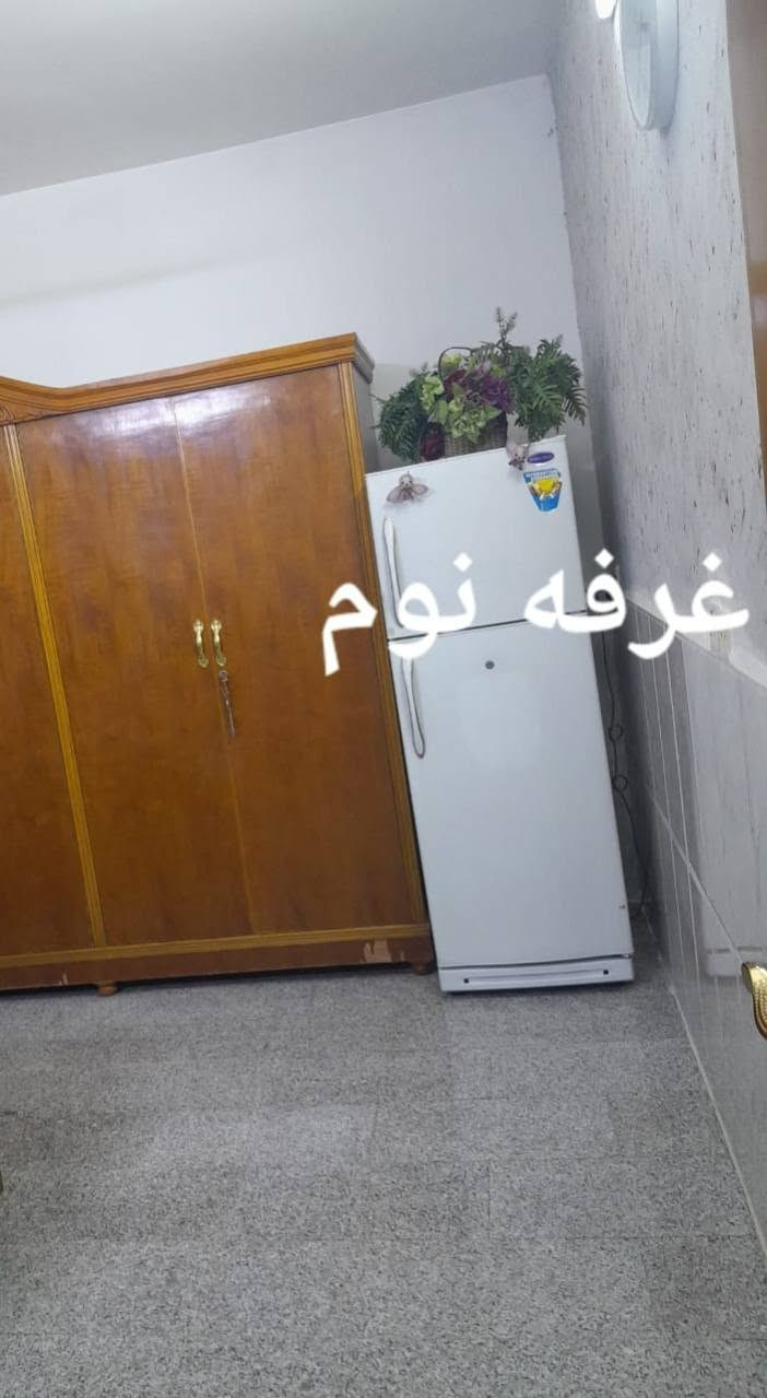 بيت للبيع قاط ونص كاشي كرانيت الفوق والجوه السطح شتايكر حايط سيراميك يتكون من مطبخ واستقبال و غرفة نوم وحولي وفوق غرفة نوم وحمام ومرافق السعر 120 مليون وبيه مجال للأستفسار *********** العنوان بغداد الشعب حي اور حي الكوفه متوفر مجاري وتبليط
