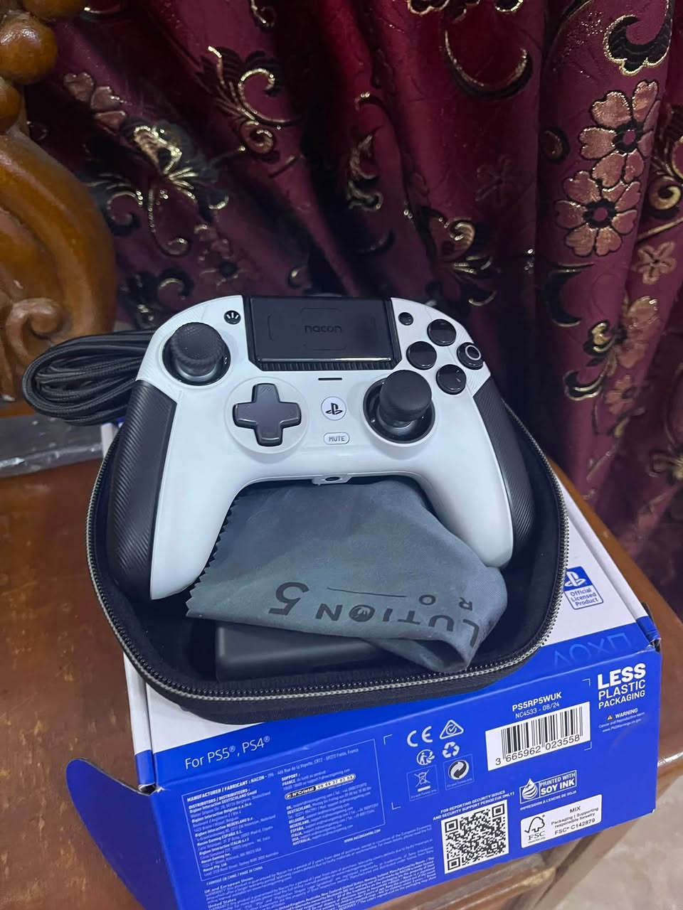 يدة ناگون فايف
يده جديده لا كسر لا بيه خلل لا مفتوحه نضيفه كلش 
بيه بس صفار من وره وطبيعي هذا شي لان اليدة بيضه كامل ملحقاته الكارتون الوايرات حتى واير مالته ما مفتوح اليده استخدامي ونضيفه 
ورايده ب 150 الف  واذا تكول اهواي الجديده ب 250  
واتساب- ***********

