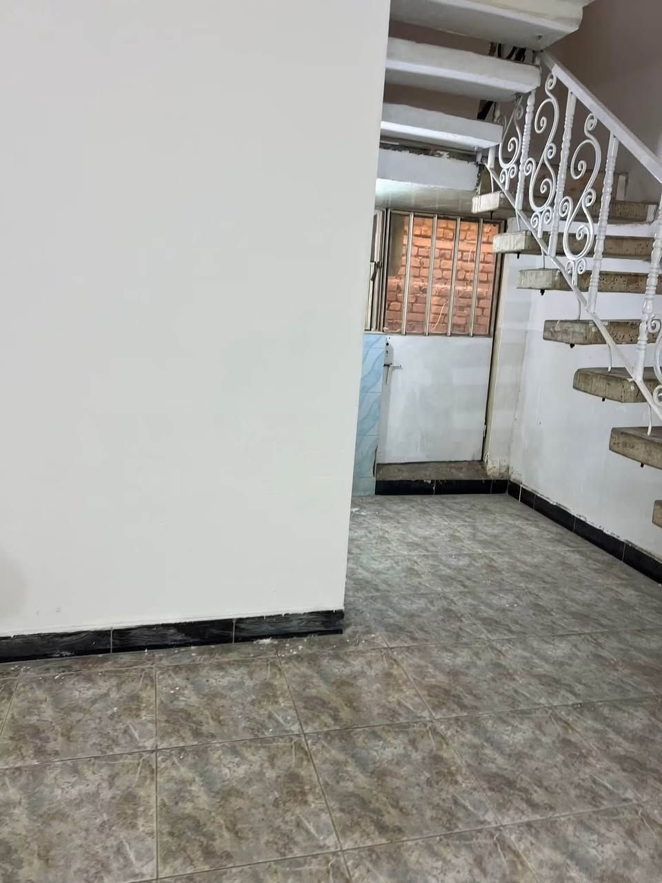 بيت لليجار الخاجيه شارع 40
الطابق الأول كراج مطبخ صاله غرفتين نوم
الطابق الثاني غرفتين نوم صاله جبيره وسطح زغير وصحيات 
العنوان الخاجيه شارع 40 الرئيسي قرب رئست صحت واسط 
يرهم سكن روضه مجمع صحي او ستثمام 
***********
