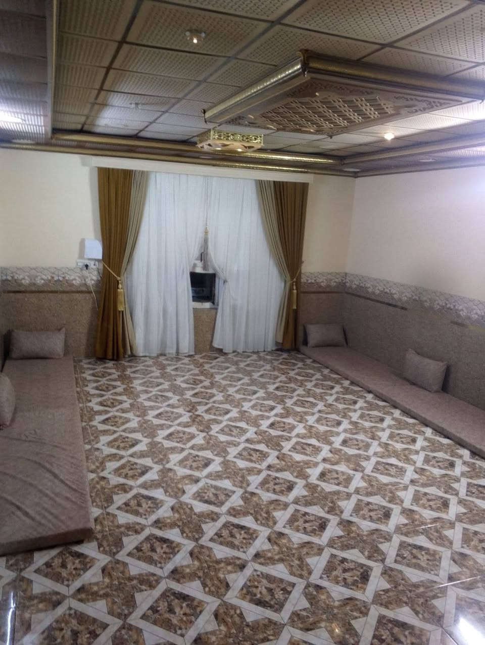 السلام عليكم ورحمة الله وبركاته بيت للبيع مساحة ٣٣٠ متر العنوان حي الشهداء الثانيه قريب على مكتب باقي متكون من ستقبال  ومطبخ وهول وغرفتين نوم فول سيراميك وسقف ثانوي السعر ٧٥ مليون وبيها مجال للاستفسار الاتصال على الرقم ***********
