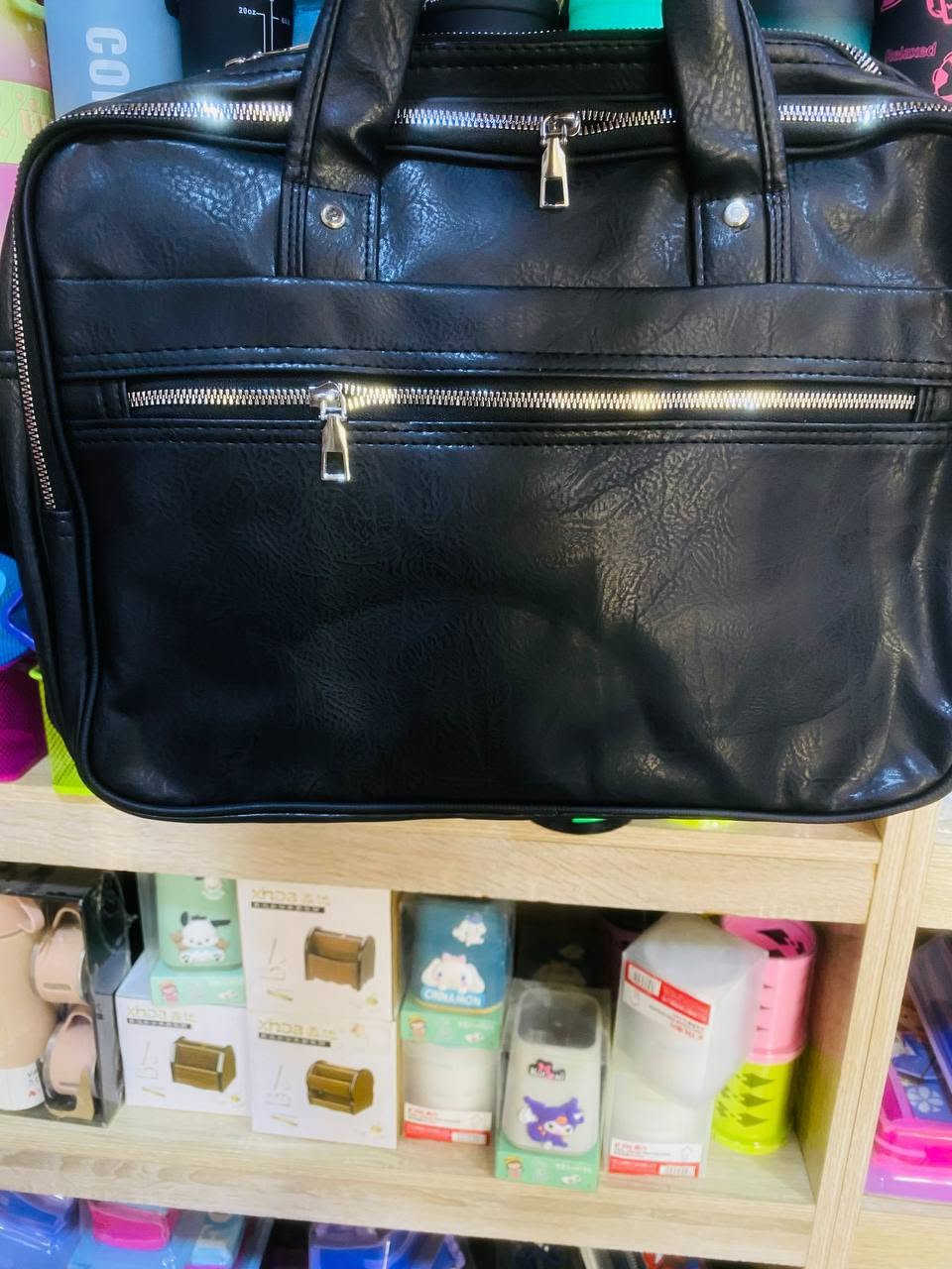 ✨
🤎 تصميم راقي وعصري
👜 خامة جلدية فخمة
📚 عملية ومناسبة للدوام والاستخدام اليومي
🎁 متوفرة الآن في مكتبة البراء – الفرع الثاني
***********
