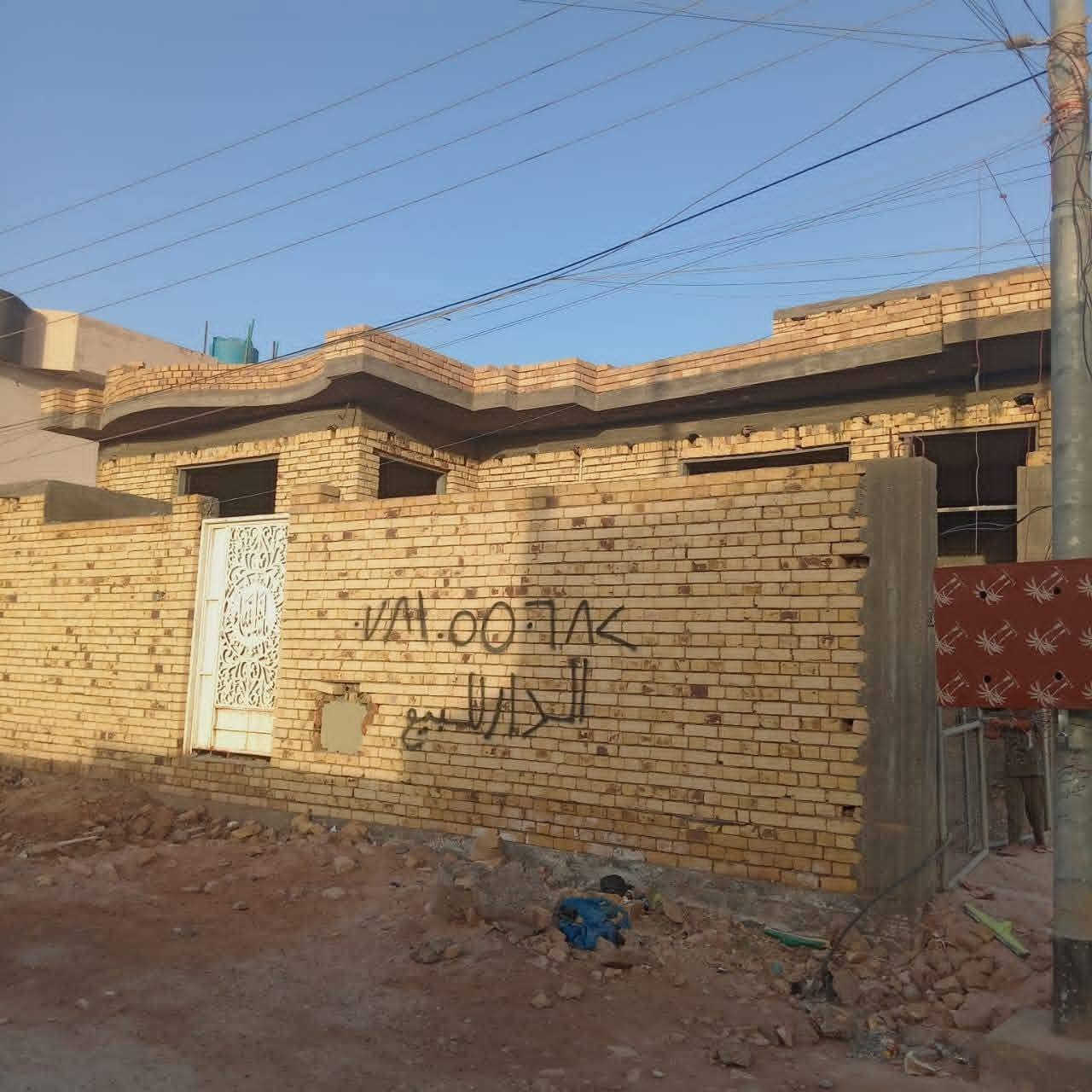 بيت مساحته 260متر  زراعي 
بيه غرفتين وكل غرفه معاها حمام داخلي نظام سويت صاله 8في4
صحيات داخليه وخارجيه 
مطبخ حار وبارد 
دوانيه 8في4ونص مساحته 
حي الصحفين نهاية شارع الشيخ حبيب الزركان 
بيت ركن الشارع عرضه 12متر 
البيت ملبوخ من الداخل المجاري كامله عوزه بس تشطيب
الرقم *********** واتساب
