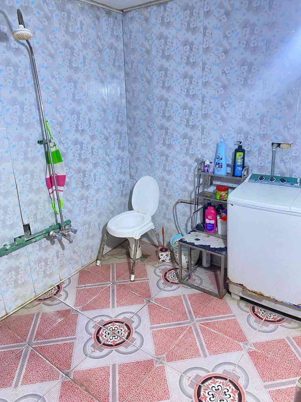 بيت للبيع خلفي 132 متر
بي صاله وغرفه ومطبخ حار وبارد 
وحمام وتواليت واكو منور بالاخير وغرفه فوك متروكه وسطح 
البيت يحتاجله ترميم  
بحي اريدو مقابيل ازياء الفهد شارع المحلات 
 رايدي 87 وبي مجال دربونته عرضها متر وشويه المراسله ع هذا الرقم واتساب ***********
