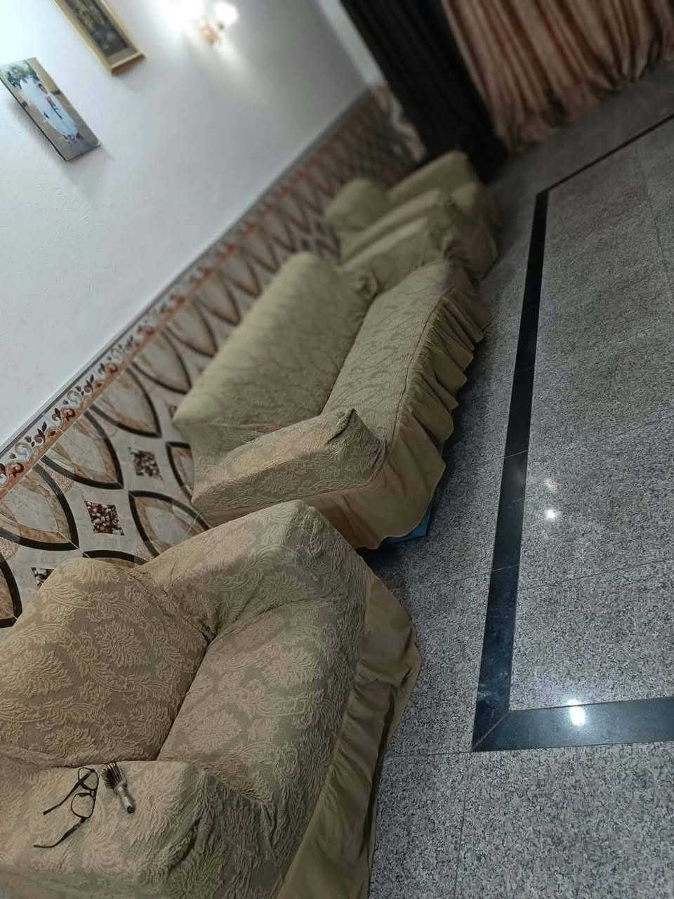 السلام عليكم تخم للبيع مابي اي ضرر نضيف جدا السعر ٤٠٠ وبي مجال بسيط عنواني الغزاليه شارع المركز للاستفسار اكثر الاتصال على الرقم ***********بي وتساب
