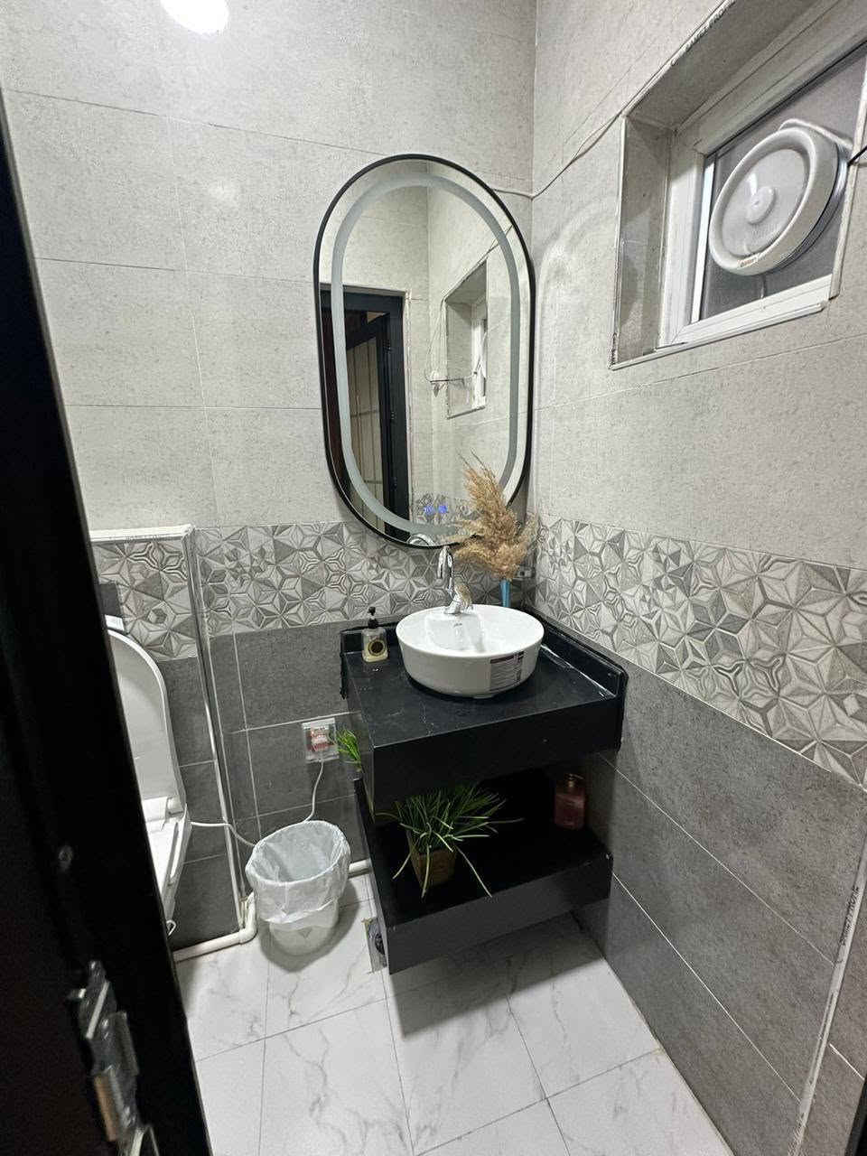🏡 منزل للإيجار أو البيع – مدينة الأمان السكنية

📐 المساحة: 200 متر
🛏️ مع إضافة غرفتين فوق، أصبح المنزل يحتوي على 5 غرف نوم
🛋️ مؤثث بالكامل

💰 سعر الإيجار: مليون و750 ألف
💰 سعر البيع: 500 مليون قابل للتفاوض

📞 للتواصل: شركة العروش العقارية
***********
