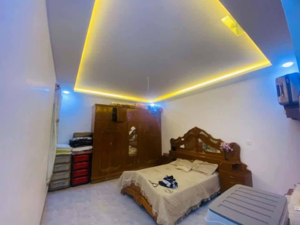 حي ملايين الثانية قرب جامع ضيوف الرحمان
مساحه 140متر طابقين 
4غرف نوم 2هول واستقبال 
صحيات 3حمامات 2
سعر 98بيها مجال
