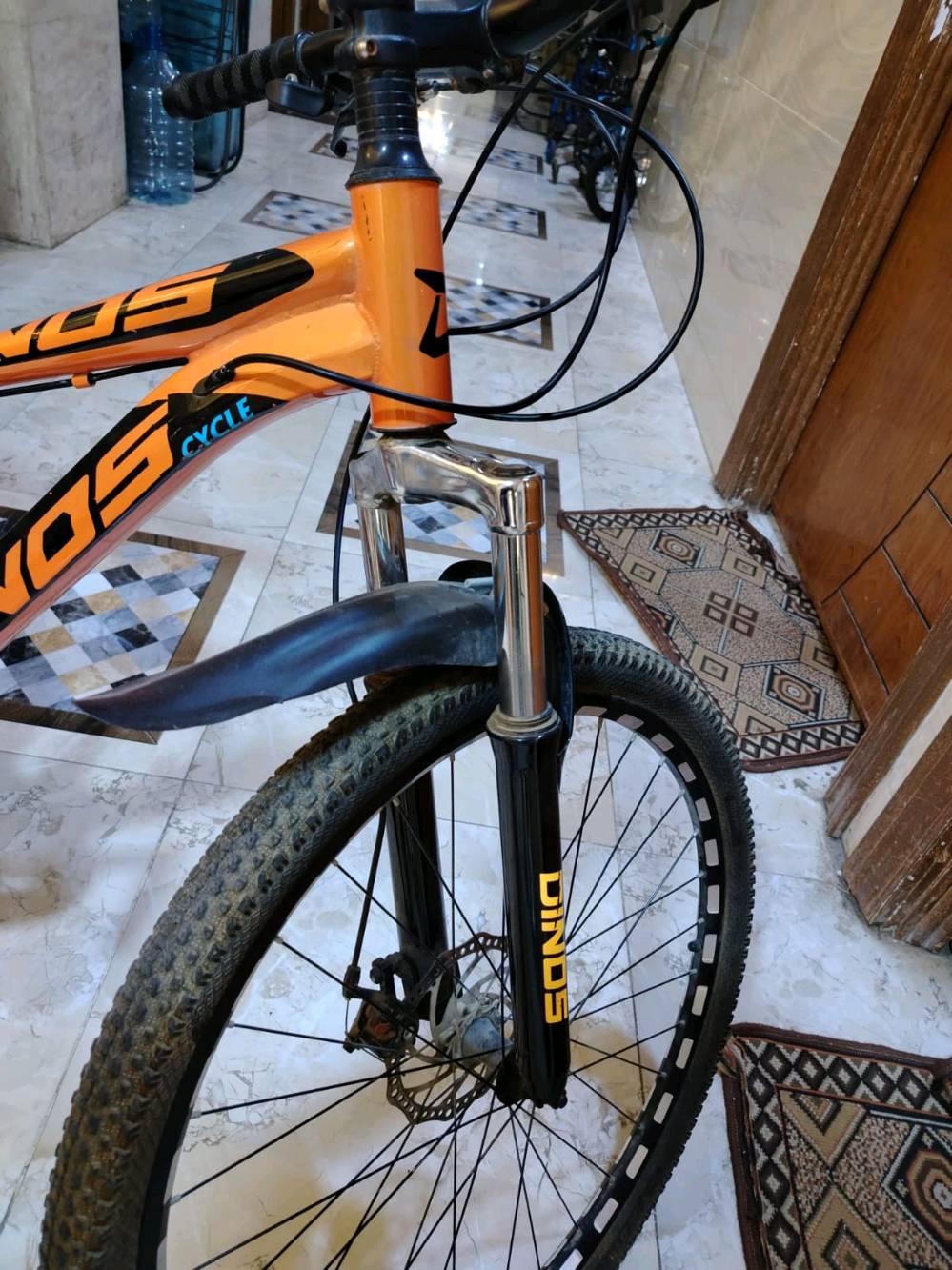 بايسكل جبلي حجم 26-25 
نظيف  يحتوي  على 7 سرع حقيقة 
ضد الطسات القوية 
جنط اصلي من الشركة 🚲🚴🏻
السعر 85 الف دينار عراقي
وبي مجال هواي للشراي