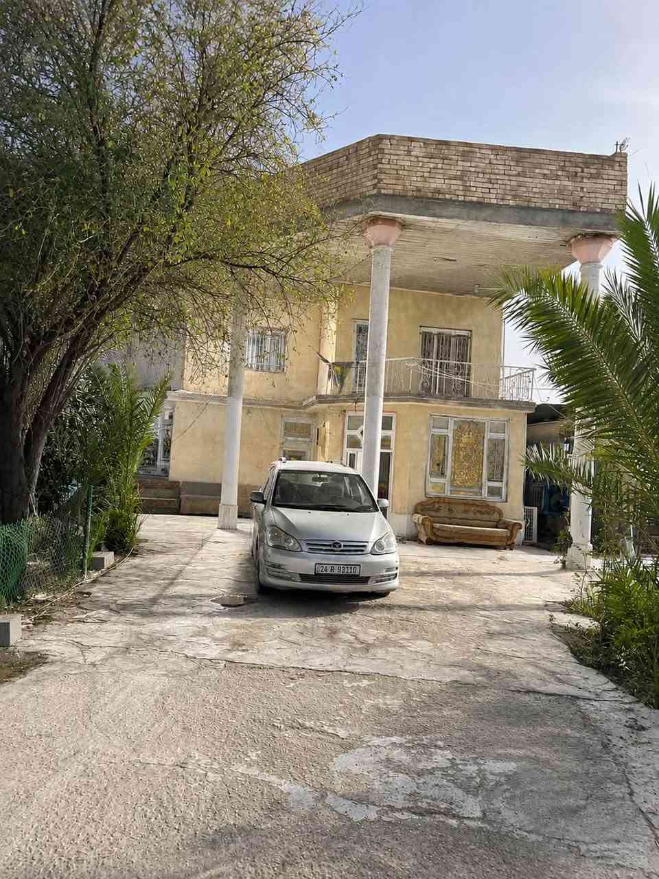 شارع النفط شارع بيت درجال الصب شارع رقم 9 مجاور بيت جليب من جهة العتابي خدمات كامله
بيتين المساحه 950 يباع كل واحد وحده او الاثنين سوه

عرض الشارع 12 متر  تبليط بالباب كيبل ضوئي مجاري مي ومرقمات من قبل البلديه معاملة التطويب كامله بقسم بلدي 

مساحة الدار 950 للبيتين 

البيت الاول 

4 غرف نوم ثنين فوك وثنين جوه كاملات وصاله على طول البيت ومطبخ كبير ومجمع صحيات داخلي و مضيف كبير وبناء القاط الثاني غرفتين وصاله والغرفتين الاخيرات كاملات نص بناء اذا كملن يصير 6 غرف

ارضية البيت بورسلين والجدار سيراميك والبيت مرتب والصور تحكم اساس رفته والسكف صب مسلح مع اربع دنك

البيت الثاني 

غرفتين نوم صاله ومطبخ وصحيات داخليه 

ملاحضه البيت الثاني سكفه سندويج ومغلف ايزو كام

مستعجل ع البيع الشراي يتصل ويدلل 

***********

***********
