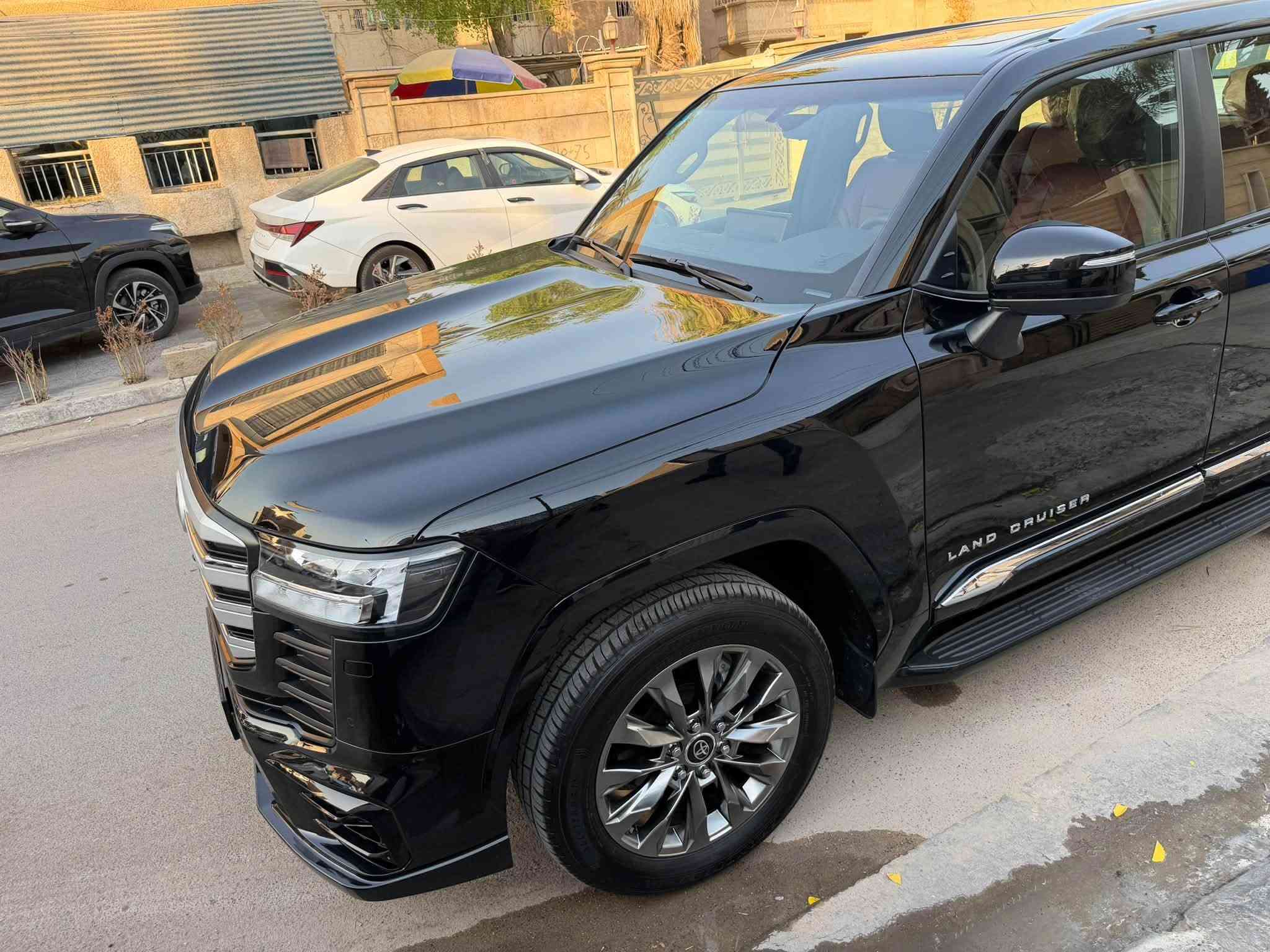 السلام عليكم
لاندكروز 2025 بريم زيرو
زيرو زيرو
رقم بغداد باسمي مميز وحلو رقمه
*********** 
داخل احمر
فتحه سقف 
كشنات تبريد 
كشنات كهرباء وجلد
٨ ايرباك
محرك 6 سلندر 4000 تنفس طبيعي 
جي بي اس
مانع تصادم
جنطه كهرباء
السعر 735
***********

