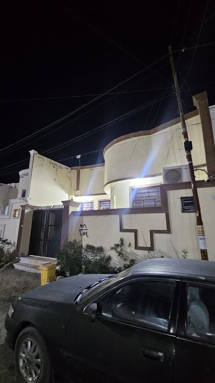 اللهم صل على محمد وال محمد 
بيع بيت مع الأثاث بسبب السفر غير مسكون فقط للزوار

#فرصة_للعوائل #بيت_للبيع
عرض خاص لبيع بيت راقي وبناء حديث 👇

📐 تفاصيل البيت:
- المساحة: 150 متر مربع 
- البناء: حديث ونظيف 100%
- نوع البناء: 🧱 طابوق درجة اولى
- السقف: 🏢 صب مسلح تسليح كامل
- الاساس: 🏛️ صب مسلح قوي يتحمل
يحتوي على غرف نوم عدد 2 صاله مطبخ ستقبال صحيات مناور طارمه

📍 الموقع:
مقابيل ملحق قرية الغدير عمود 314
المنطقة جداً ممتازه هادئة نظام مجمعات شوارع عريضه 12 متر 
- منطقة حيوية وخدماتها كاملة

✅ مميزات اضافية:
- كافة الخدمات متوفرة: ماء + كهرباء تبليط + انترنت 💡
- البيت يُباع مع الاثاث المنزلي  🛋️🛏️📺 
  "استلم وعيش مباشرة بدون اي تعب"
- اجواء هادئة ومناسبة للعوائل 👨‍👩‍👧‍👦

📄 السند:
زراعي عقد محكمة مرقم ومشمول بالتطويب ✅ 

💰 السعر:
60,000,000 مليون دينار عراقي فقط
🤝 

🚨 الفرصة محدودة.. للمعاينة راسلني خاص  او الاتصال على ***********📩]📞

الله يبارك لصاحب النصيب ❤️
