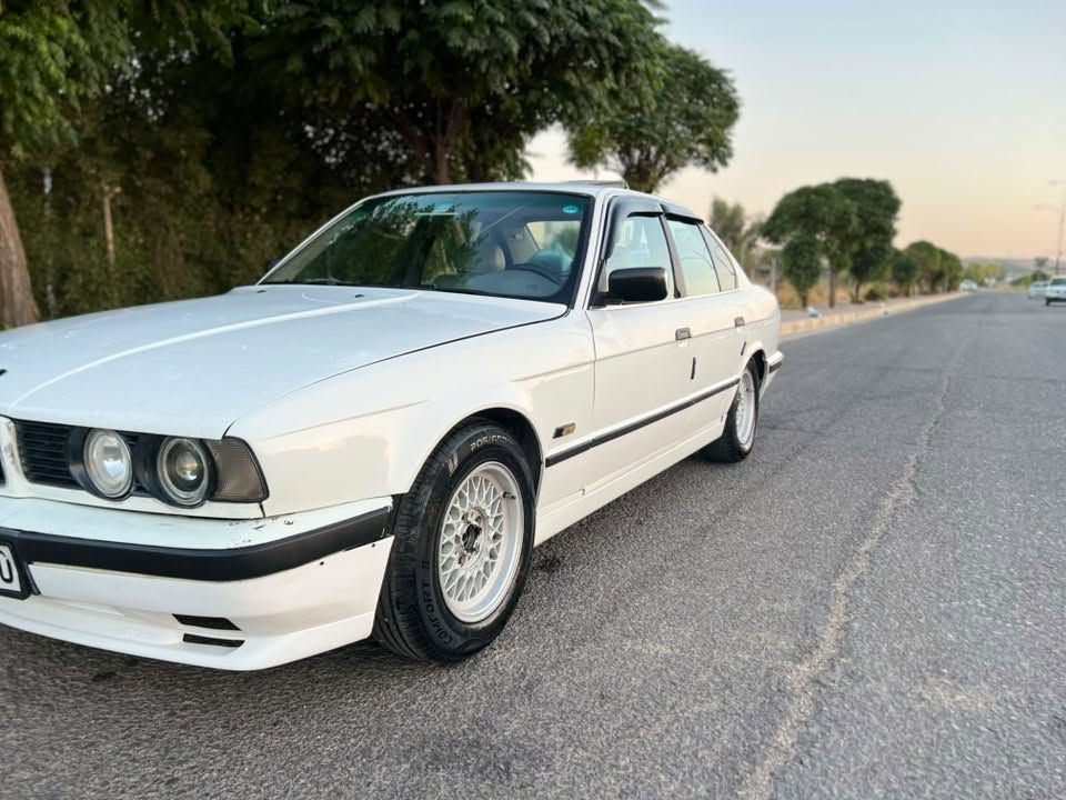 فرۆشتنی خیرا بیەم مۆدیل 91 525 گیڕ عادی مەکینە 528 تی دیجیتاڵ سەیارەکە زۆر پاکەوە پیشو پشتی لۆکە سەنەوی تازەی تا2028 نرخ 44گەڵا ژ***********
