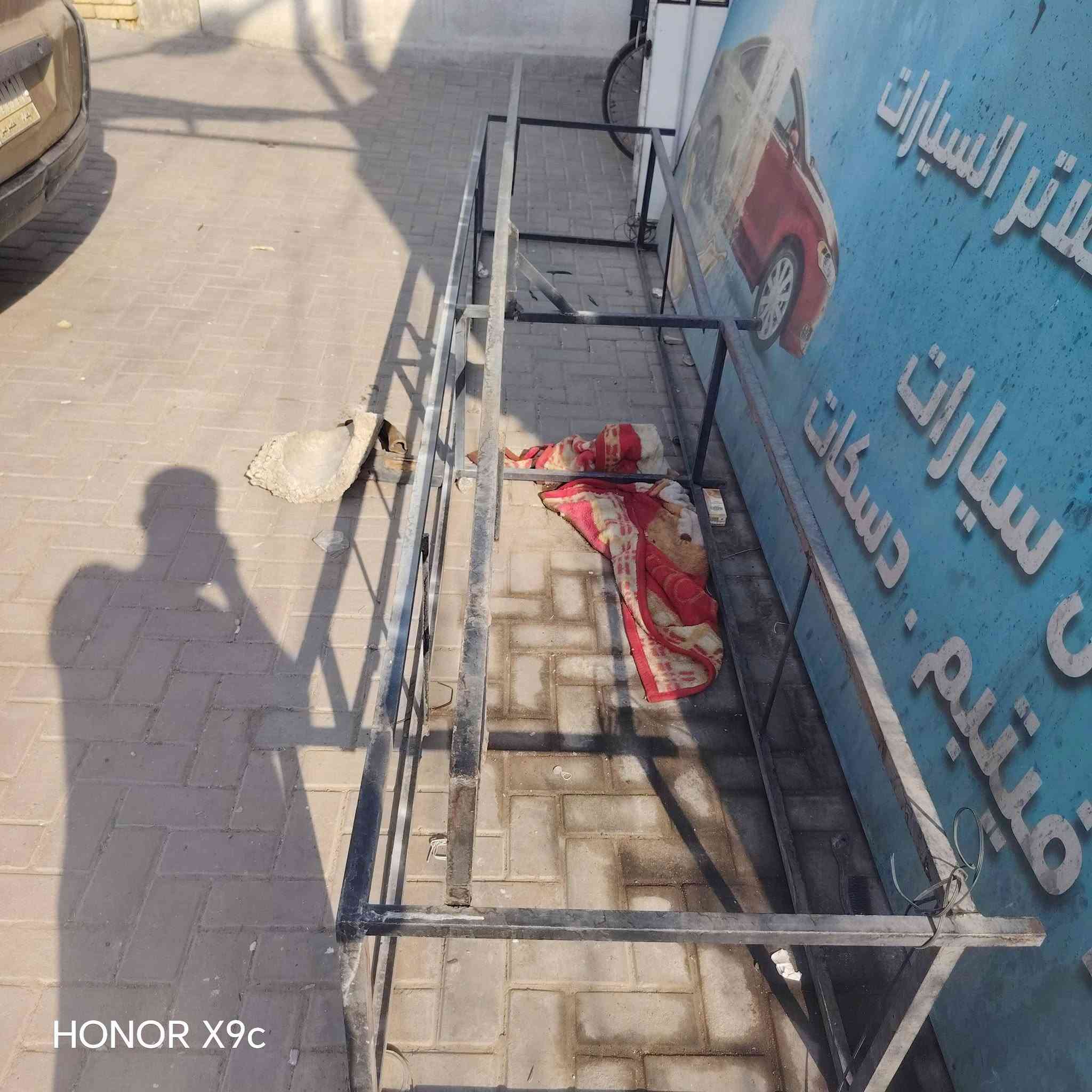 ميز مال حاسبات للبيع كامل او مابي اي خياس ولا مزنجر بس يرادله صبغ
السعر ٥٠ الف او بي مجال بصيط اي ستفسار ***********

نص مكتوب في الصور:
- HONOR X9c
