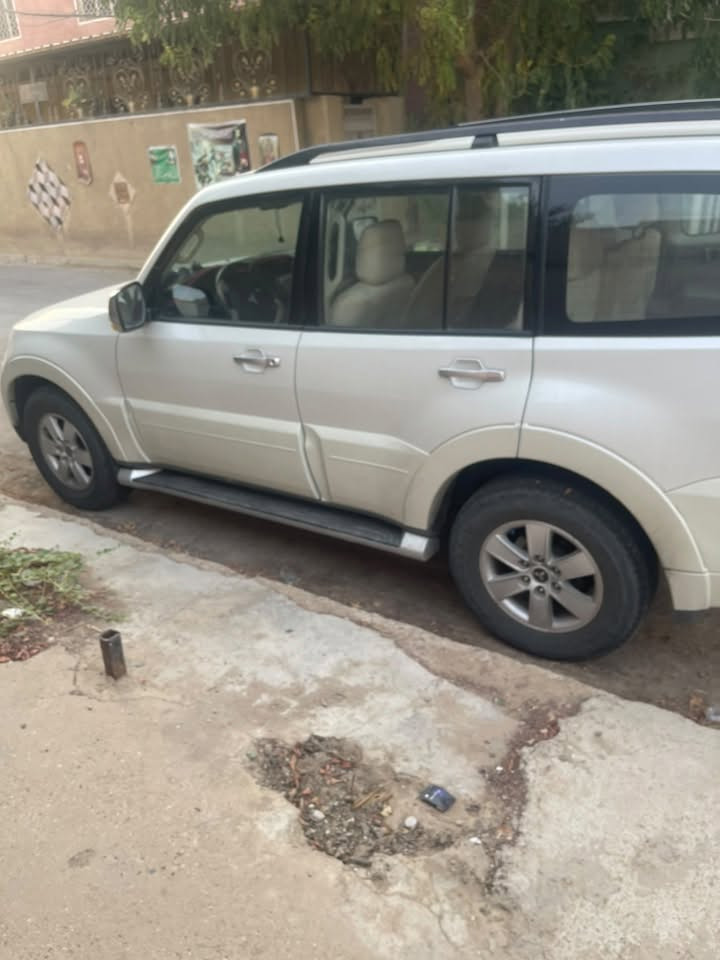 سلام عليكم
باجيرو جبتو  
سعر ١١٥ 
مديل ٢٠٠٨ 
سياره كفاله 
بيها بارد بس بلجامغ اليمنه بس 
رقم ***********
