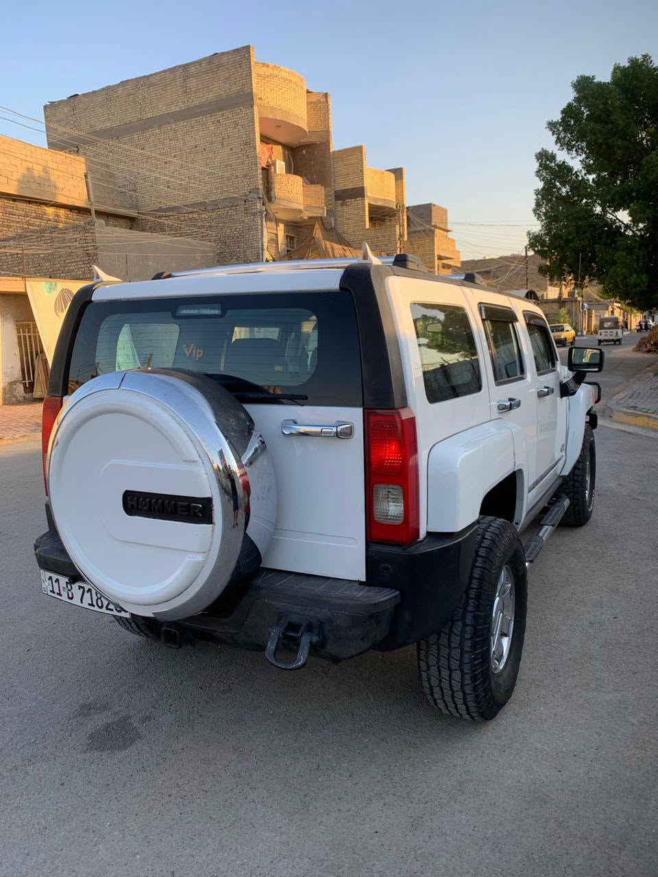 السلام عليكم للبيع او المراوس 
همر H3 2007 فول مواصفات السياره بيهه حادث الجاملغ الامامي وبيهه صبغ فقط قطعه مكينه 5 سلندر مكينه وكير كفاله حداديتهه جديده تبريد ثلج ❄️ داخل مخمل لونين شاشه تاب كامره خلفيه بصمه تشغيل منضومه زنون ماشيه 151 الف حقيقي تخم تاير جديد ويل كروم أصلي 
عنوان السياره بغداد حي اور 
السعر اتصل عل رقم او تجي واتساب 
الاستفسار ***********سجاد
