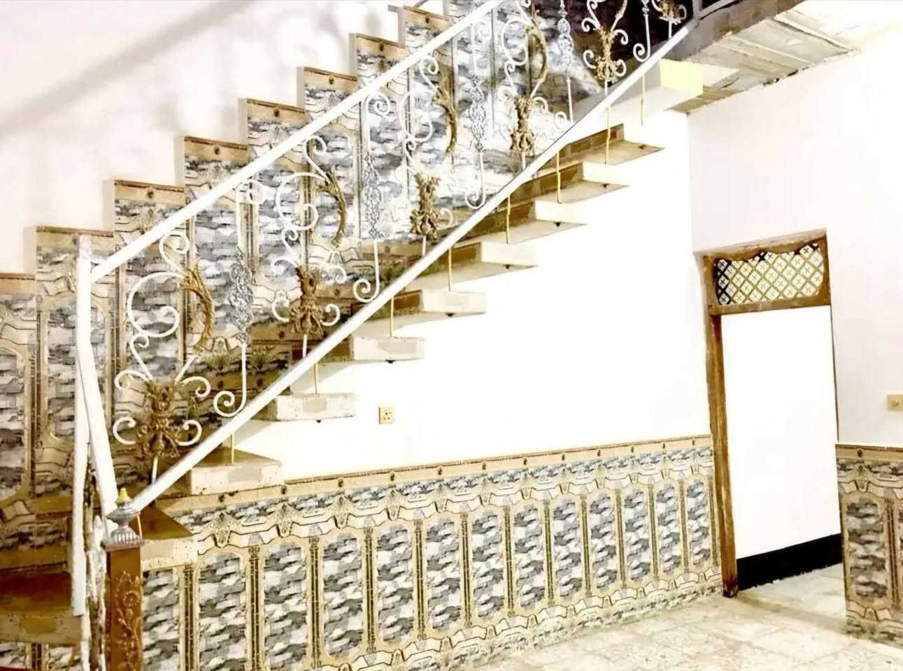 دار للبيع مساحه 100 متر طابو زراعي سند 25 
اساس صب بناء طابوك سقف صب 
يحتوي الدار على غرفه وصاله ومطبخ واستقبال مغاسل داخليه و خارجيه الدار عوزه ترتيب بسيط اعاده ارضيه الغرفه وسقف ثانوي 
الموقع الكوفه البراكيه شارع المطار القديم فرع صيدليه صفاء عبد الرضا مقابيل مكتب حسين الياسري 
السعر بلاش بيع مستعجل 29مليون وبي مجال بسيط 
للتواصل الاتصال على الرقم *********** أو مراسلة الصفحه مكتب الياسري للعقار والمقاولات
