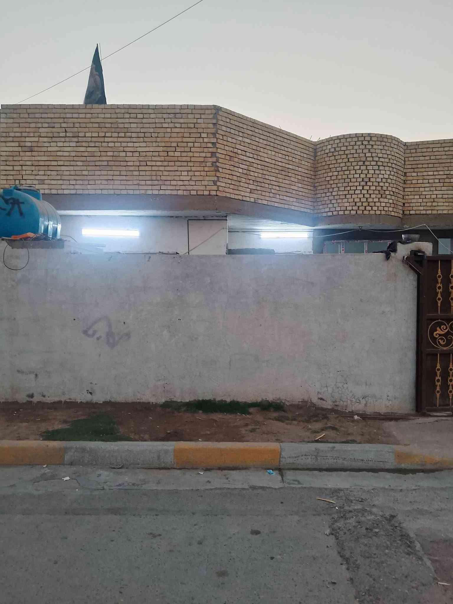 ياالله دار للبيع المساحه 200 زراعي غرفتين ومطبخ وستقبال ومنور البيت جاهل من كولشي المكام بغداد هاتف ***********

