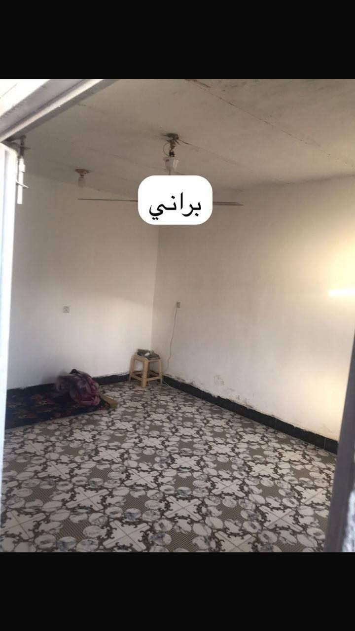 بيت للبيع بسكك وره اسواق البصره بزراعي قرار محكمه مساحته ١٥٠ متر بي غرفتين وبراني وهول ومطبخ وصحيات البيت جاهز تجي وتكعد كل الخدمات متوفره شارع مقرنص ماء كهرباء سعر البيت ب٢٩ وبي مجال الاستفسار أكثر الأتصال على رقم صاحب البيت ***********
