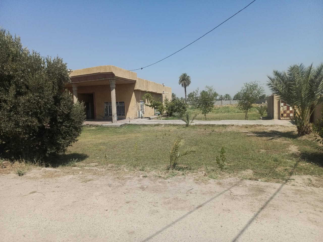السلام عليكم
دونم طابو 25 مع دار يحتوي على 3غرف 
 نوم + مطبخ+استقبال بيت كبير ومرتب باقي التفاصيل *********** العنوان ابي غريب قريب الدولي جامع عثمان والسعر 150مليون تم تنزيل السعر بسبب الضروف
