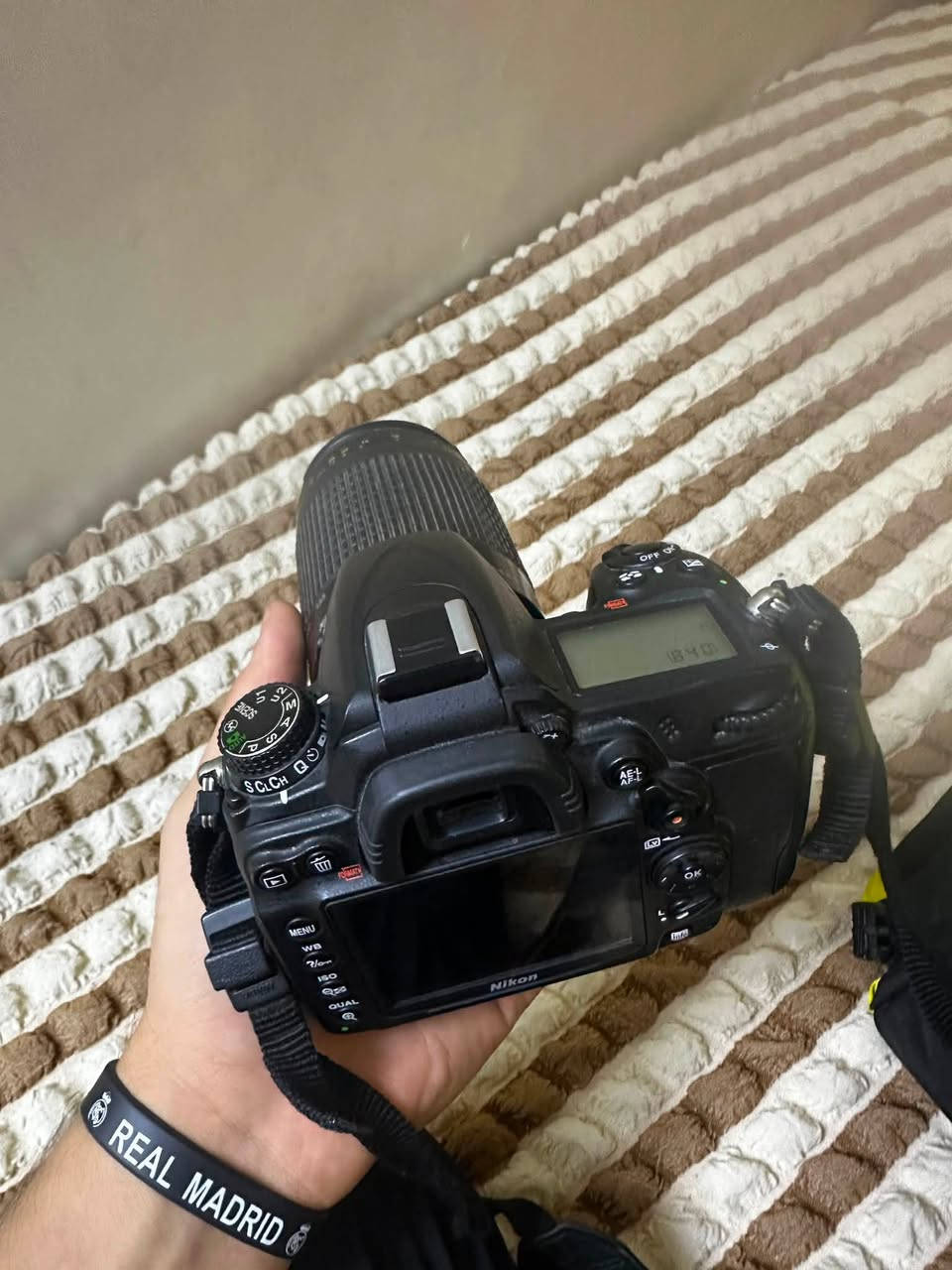 كاميرا NIKON 7000D للبيع 📷🔥
الكاميرا كل ملحقاته موجود
1-عدسه نيكون 70-300
2-بطاريات 2
3-جنطه نيكون
4-شاحنة الأصلية
5-رام الأصلي32g
————————-
الكاميرا نضافته 90/100
تاخذه وتدعيلي 
السعر:
واتساب: ***********
مكاني:بغداد
—————-
الصور كدامك عن نضافته والملحقات♥️✨.
