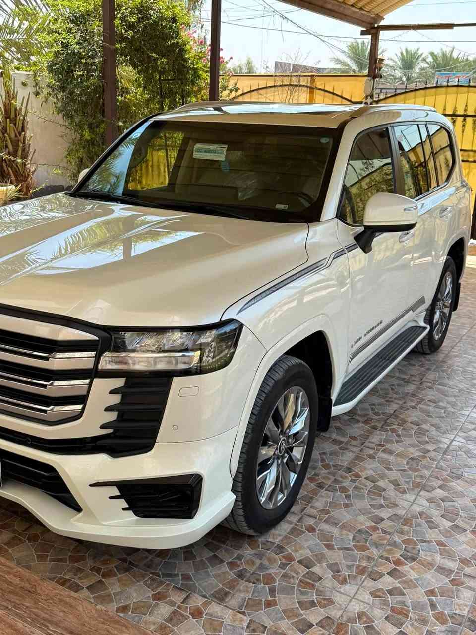 السلام عليكم  لاندكروز 2023 ساز تطبيق  فول مواصفات 1/1 السياره جديده مكفوله كفاله عامه من كلشي حته شخوط مابيها
 رقم بغداد  بسمي  تحويل ثاني يوم 
ماشية 40 الف حقيقي شرط ع الفحص
السياره جديده بمعنى الكلمه
اللون ابيض صدفي
محرك 4000 تنفس طبيعي
‏‎ مواصفات/ 
كشنات جلد 
كشنات كهرباء
سلايت روف 
فور ويل 
شاشات 3 تطبيق
كشنات تبريد
جنطه كهرباء 
8 ايرباك
اشاير مري
زراك لايت
حساس امامي خلفي
تبريد ثلاث قطع 
ثلاجه
‏‎تحكم استيرن 
مري قلابه
مري شفط
زراگات لايت 
طفايه
الى اخره مواصفات الساز  المعروفه
السياره معروضه 64000 دولار
6 شدات و 40 ورقه
‏*********** ‬ ‬ ‬ ‭
المكان بابل
مكلف بالنشر فقط
