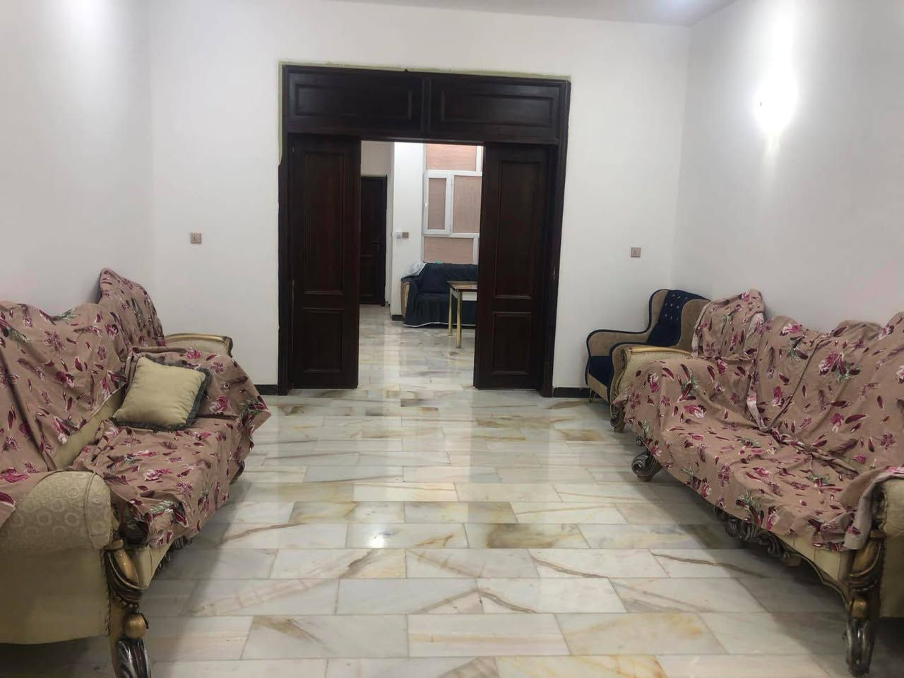 🏡
#من_اجمل_المناطق_السكنيه_الهادئة
 للبيــــــــــع حـــديــــث فـٓــــي حــي الضبــــاط ثــــانـــي بيــــت ع شــــارع 80
_________________
المساحــة // 220م #طـــــابـــــو #صــــرف
الواجهـــــــــة // 10م
النــــــــــــــزال //22م
_________________
🧱#الطابــــــــــــــق #الأرضـــــــــــــي
غـــــرفتيــــــن وصالــــــــــة وهـــــــــــول ومطبـــــــخ  ومجـمــــــــع صحــــــيات داخليــــة وخـــــارجيــــة وكـــراج وطــــارمــــة وحـــديقـــــة ...
🧱#الطابــــــــــــــق #الثانــــــــــــــــي
ثـــــلاث غـــــرف ومجمـــــع صحيــــات متكــــامـــل وهـــــــــول #والطـــــــــابق #الثــــــالــــث بيتونــــــة وسطحيــــن  ...  
_____________💲
السعــــر وبــــاقــــي التفــــاصيـــل ع الاتصــــال
_____________💲 

(***********
