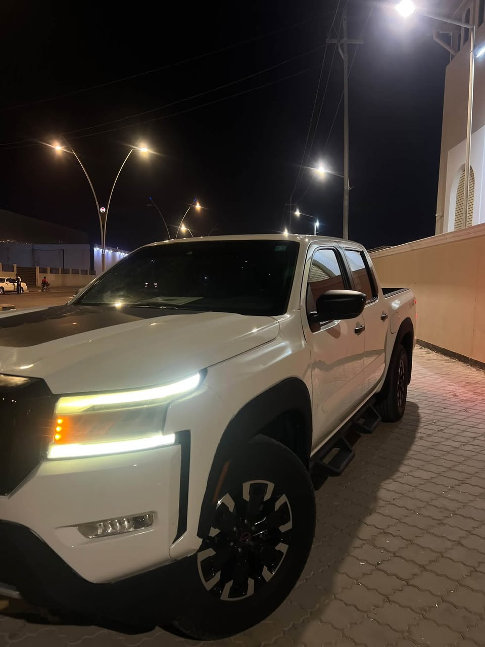 البيع نيسان فونتيرة 2022 PRO-4X  ماشية 100 الف 

✅كير محرك كفالة 
صور الحادث مرافق المنشور

* أوتوماتيك 9 سرعات
* دفع رباعي 4WD
* دبل بنظام تحويل بسرعتين
* دفرنس خلفي إلكتروني قابل للقفل، 

* 5 مقاعد Crew Cab.
* مقاعد أمامية Zero Gravity.
* تنجيد قماش Charcoal مع خياطة Lava Red في PRO-4X.
* كرسي السائق كهربائي 8 اتجاهات.
* دعم قطني للسائق.
* كرسي الراكب الأمامي يدوي 4 اتجاهات.
* المقاعد الخلفية قابلة للطي بنسبة 60/40.
* مسند ذراع وسطي للمقاعد الخلفية.
* أرضيات وفرش مخصص PRO-4X.
* إضاءة داخلية LED. 

📍البصرة 
السعر 200 بيها مجال 
لاستفسار/***********
