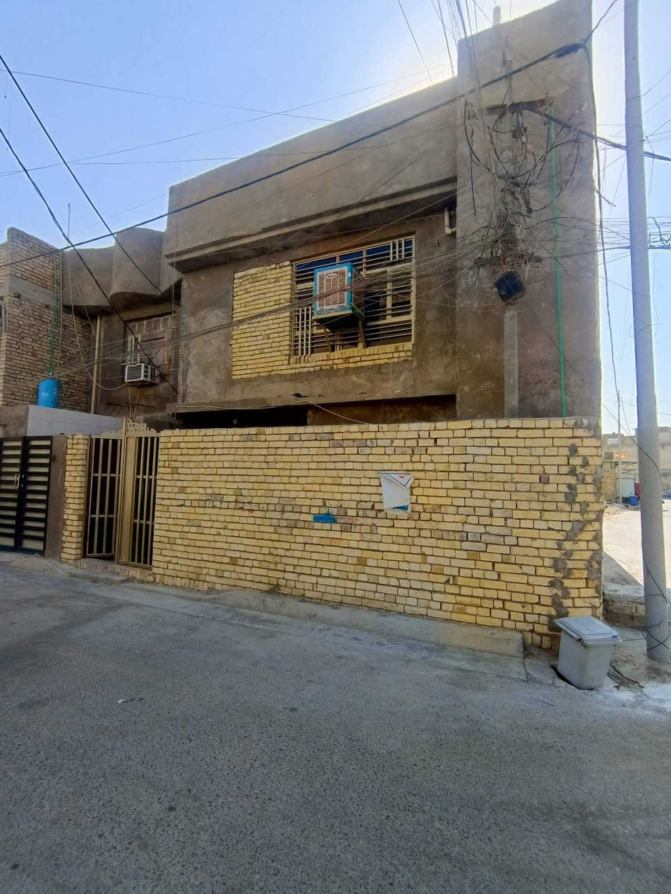 سلام عليكم توفر عندي بيت للبيع 100متر --جبها8--نزال-- 12ونص--- البيت طابقين ركن زراعي سند 25 منطقة كامله كل خدمات مي مجاري كهرباء تبليط سند وكاله موجودات موقع البيت بلديات ضباط خلف الصحفيين قرب مدرسه زين القوس منطقة حي الامير الاستفسار اكثر***********  السعر خاص رد واتساب ماسنجر حسن للعقار

