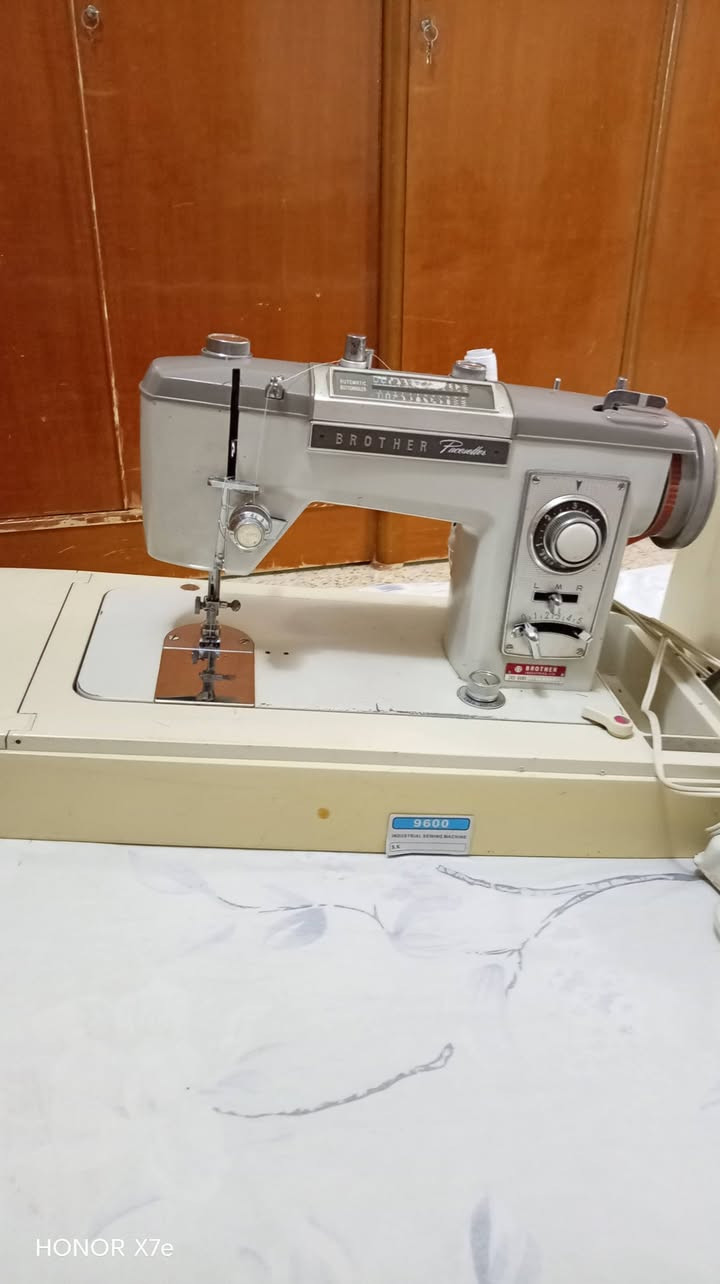 مكينة خياطه براذر سوبر نضيفه جدا غير مستعمله مواصفات تطريز +أوفر +بيت دكمه +خياط ياباني أصلي السعر ٢٠٠وبيها مجال بسيط نجف مجمع بيتي الأول***********

نص مكتوب في الصور:
- HONOR X7e