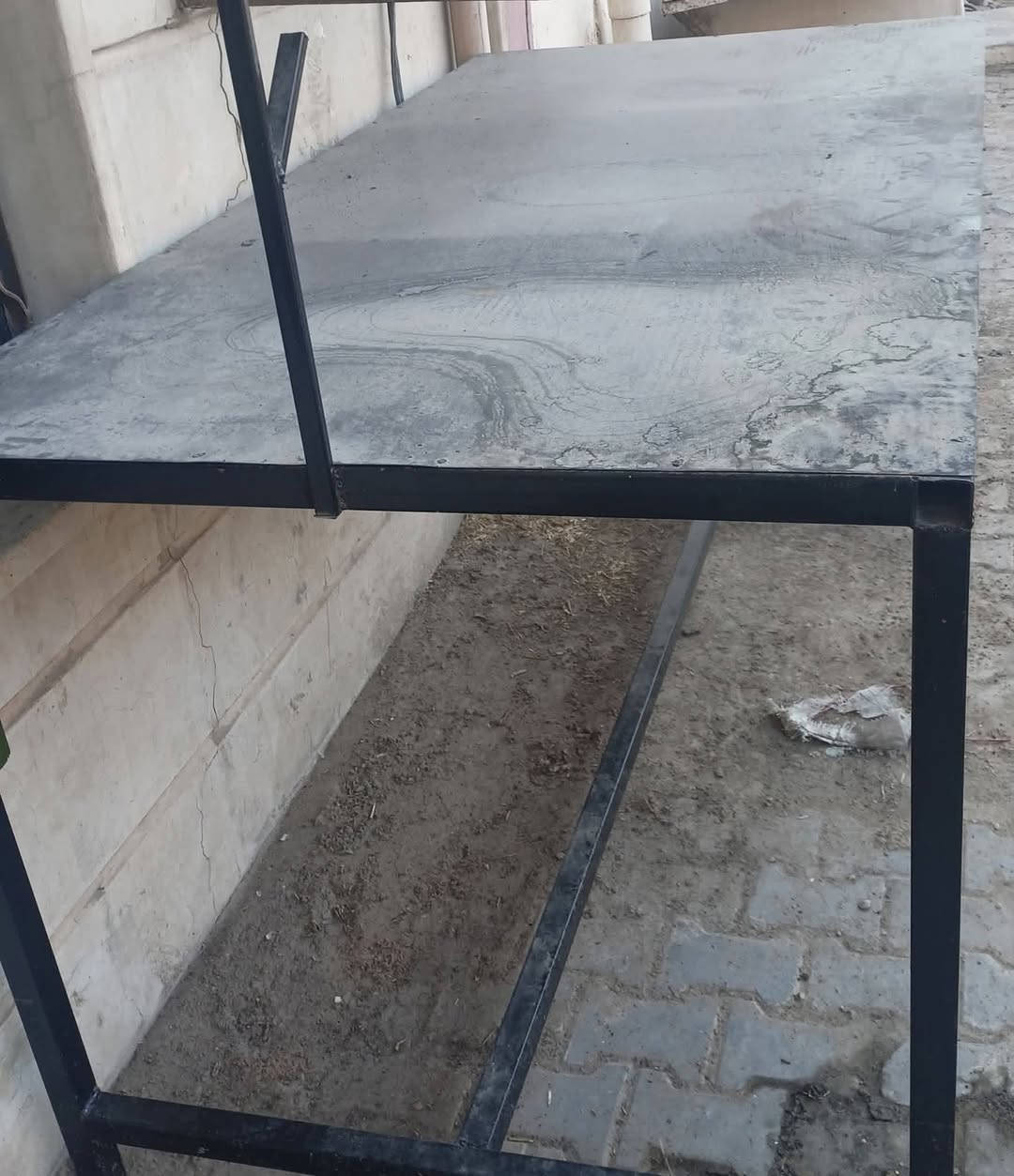 ميز حديد • ٢م طول • ١م عرض