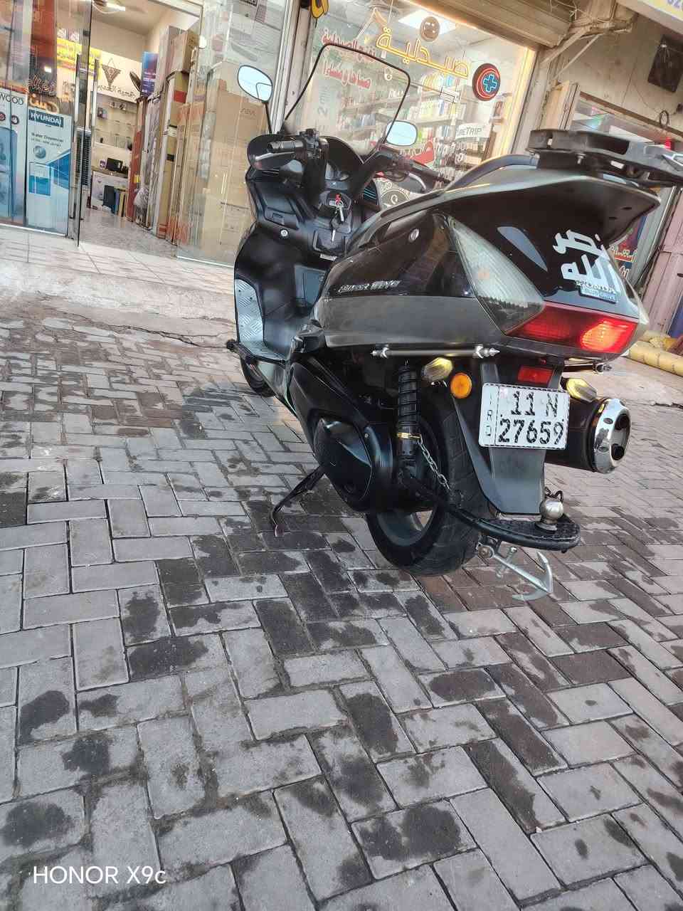 سلفر ونج مكينه 400 الدراجه مرقمه الدراجه كامله كل نقص مابيها المكينه  ممفترحه ابد الله ماشيه 73 الدراجه بيها شخرط بل الكفرات وبيها وفر مال سرعه شغال السعر 26 وبيها مجال المكان بغداد حي العامل الرقم ***********

نص مكتوب في الصور:
- HONOR X9c