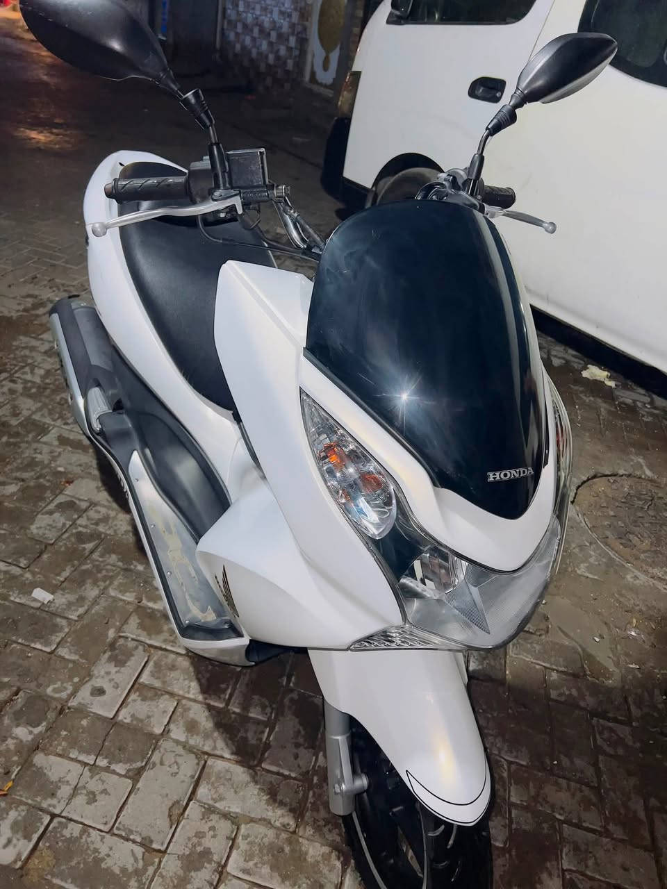 السلام عليكم.. pcx جيل اول ياباني صارله 40 يوم نازلة من الرمبة مال بيت طارش ماشية 23 الف الدراجة نضيفة ومكفولة كفالة عامة كلشي بيه شغال مكينة 125 
السعر….. 15ونص  
بغداد مدينة الصدر ***********
