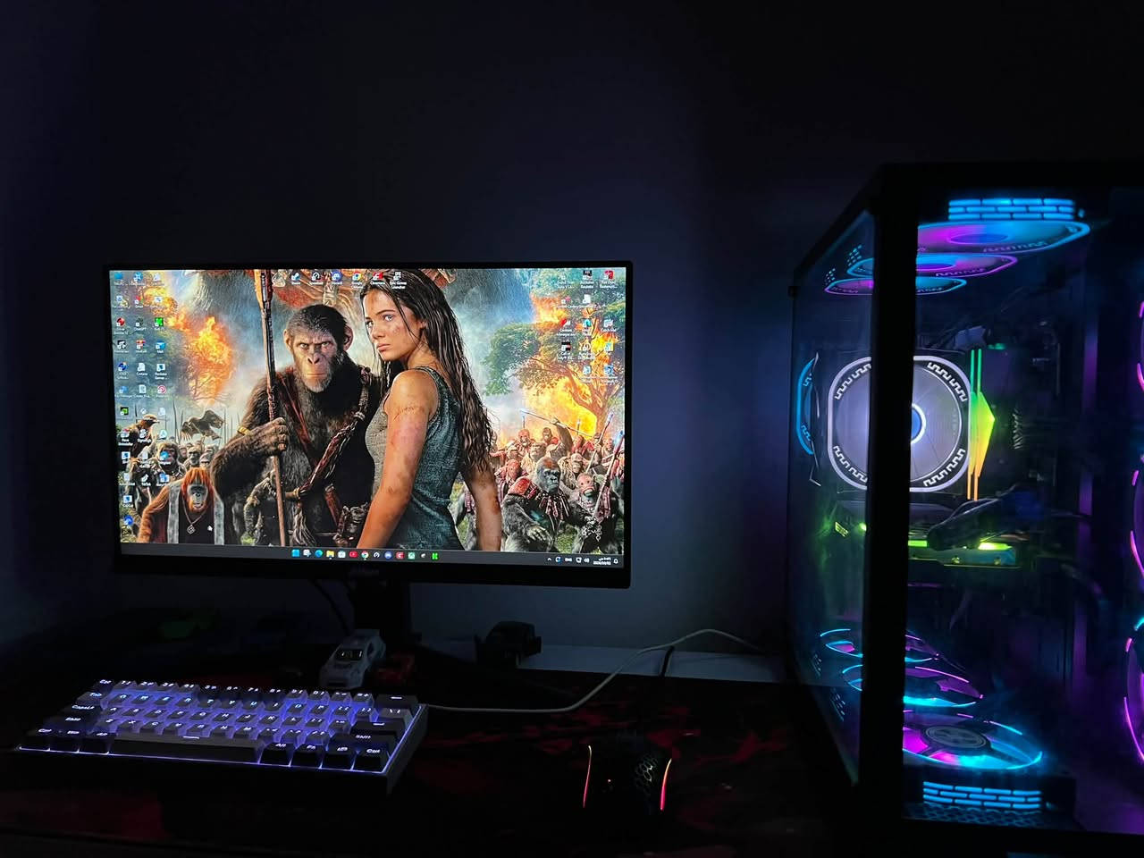مواصفات PC
كرت الشاشة (GPU): NVIDIA RTX 3060  المعالج (CPU): AMD Ryzen 5 2600X  12GB (نسخة قوية جداً للألعاب والمونتاج)  
 الرامات (RAM): 16GB بسرعة 3200 MT/s  
 اللوحة الأم (Motherboard): ASRock B450M Pro4-F  
 التخزين (Storage): مساحة إجمالية حوالي 1.179TB  
 الباور سبلاي (PSU): GameMax ES-650W — 650W 80 PLUS  
 المبرد (CPU Cooler): مبرد هواء ممتاز  
 الكيس (Case): Gaming Mid-Tower مع زجاج جانبي وأضواء RGB  
 التبريد والمراوح: مزود بـ 10 مراوح RGB لتهوية وتبريد مثالي  تحكم بالريمونت
 نظام التشغيل: Windows 11 جاهز ومفعل  

مواصفات الشاشة:
 الماركة ZXT
 الحجم: بوصة (24")
 معدل التحديث (Hz): 165 هرتز (سلس جداً للألعاب التنافسية)
 ماوس وكيبورد ميكانيكي من شركة ريدراون (Redragon) بأزرار حمراء وياها كيم باس شهر مجاني 
 السعر الإجمالي (للكيس والشاشة وماوس وكيبورد وباد ماوس):1100 مليون وميه
 الموقع: البصرة
