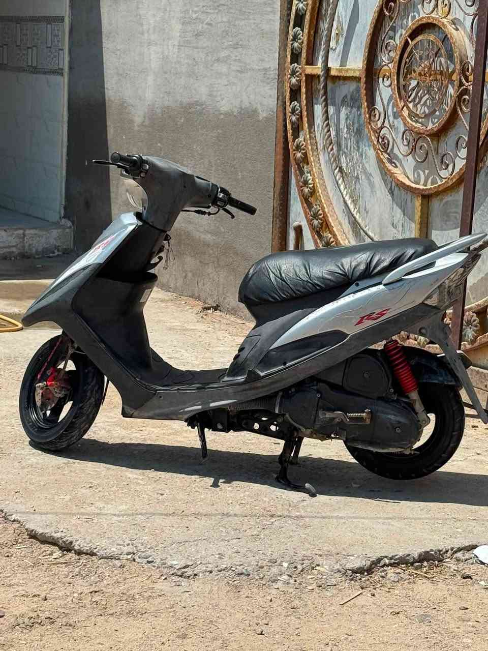 سلام عليكم دراجه ماكس للبيع كامله من كلشي تجي تكلب براحتك وشوف بعينك مختومه كله ما عدا الكفر الكدام ما مختوم بس البلادي 
اشاير شغاله 
هورن شغال 
كهربايات شغاله 
لايت شغال 
المحرك شوفت عينك
العنوان قضاء الدير 
رقم الهاتف ‭***********‬
