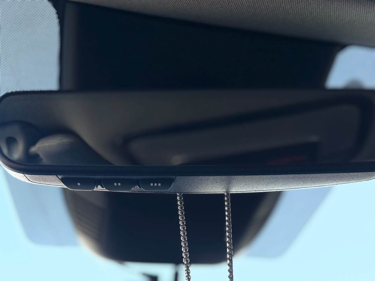 🚘 للبيع هونداي سنتافي 2023 هايبرد تيربو – وارد أمريكي 🇺🇸

🔹 الموديل: 2023
🔹 الوارد: أمريكي 🇺🇸
🔹 المحرك: 1.6 تيربو هايبرد
🔹 الدفع: رباعي HTRAC
🔹 القير: أوتوماتيك
🔹 اللون الخارجي: أبيض 
🔹 الداخلية: أسود ملكي 
🔹 الممشى: 60,000 كم
🔹 اللوحة: بغداد دولي 
🔹 الملكية: باسمي مباشر تحويل 

✨ المواصفات والتجهيزات:
• فل أوبشن
• حساسات أمامية وخلفية
• مثبت سرعة
• كاميرا خلفية
• شاشة أصلية
• دخول وتشغيل ذكي
• تحكم بالمقود
• مقاعد كهربائية
• تدفئة مقود 🔥
• تدفئة جميع الكراسي 🔥
• تبريد وتدفئة المقاعد الأمامية ❄️🔥
• فتحة سقف
• أنظمة أمان متعددة
• نظام HTRAC للدفع الرباعي
• نظام هايبرد تيربو
. بدوان ايرباك 
. وبعد بيها هوايه مواصفات 

📌 السيارة استخدام شخصي ومواصفاتها كاملة.

💰 السعر: [السعر235 وبيها مجال ]
📍 المكان: بغداد
📞 للتواصل: [*********** اتصال _واتساب ]
