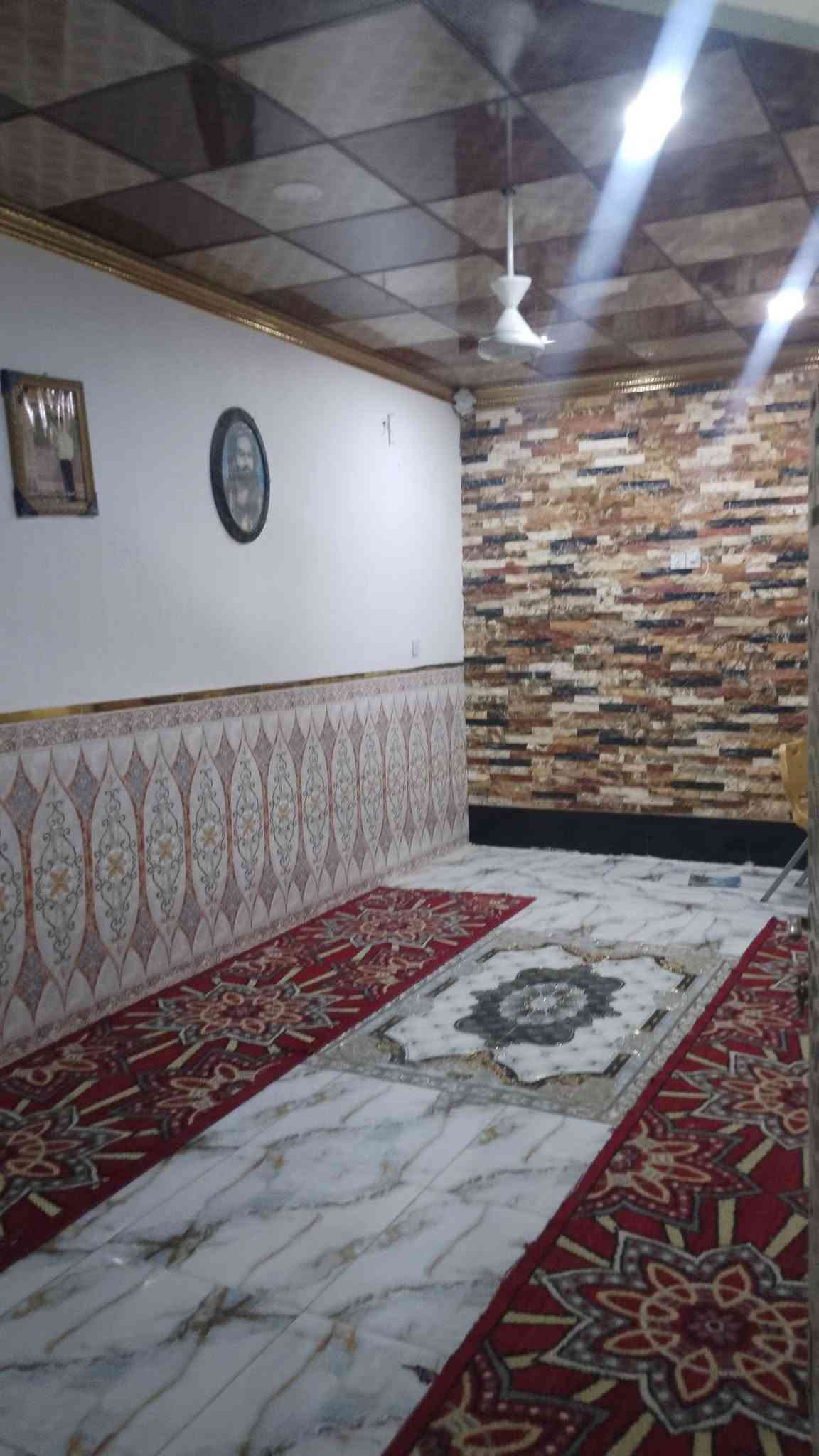 للبيع مساحه 110م وفوك مسجل بلبلديه ومرقم مشمول بلتطويب وبقرار 320يتگون من غرفتين وصاله واستقبال ومطبخ وصحيات داخله وخارجيه ومكشوفه وطارمه وبيتونه ودرج مع تشاريف وفوك مغزن ارضيه بورسلين الجدار سيراميك سقوف ثانويه البيت ديكور 
بناء ابلوك سكف عكاده شيلمان السطح مطبك فرشي العنوان شارع المطار الجديد لشارع المجاور أسواق فدك قريب علشارع السعر 36بي مجال للستفسار اتصل ***********
