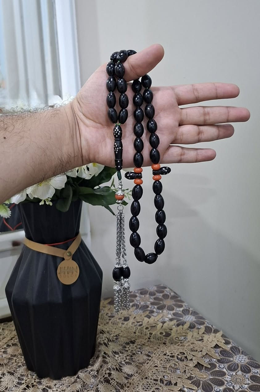يا الله … 🤲
يسر حجازي قديم انتيك… 📿💯
العدد 37  خرزه لبه ساده نضافه تامه … 
فواصل مرجان… وزن صافي السبحه 50 غرام… 
3 خرزات يسر حجازي قديم بلكركوشة… 

ملاحظة ابيع شرط يسر حجازي قديم خلاف الكلام ترجع 

الشراي فقط يتواصل خاص ... 
ما راوس بيع فقط احبتي الغالين ...

 تواصل واتساب او على رقم ***********..
يوجد توصيل كافه محافظات العراق. 🚛...

