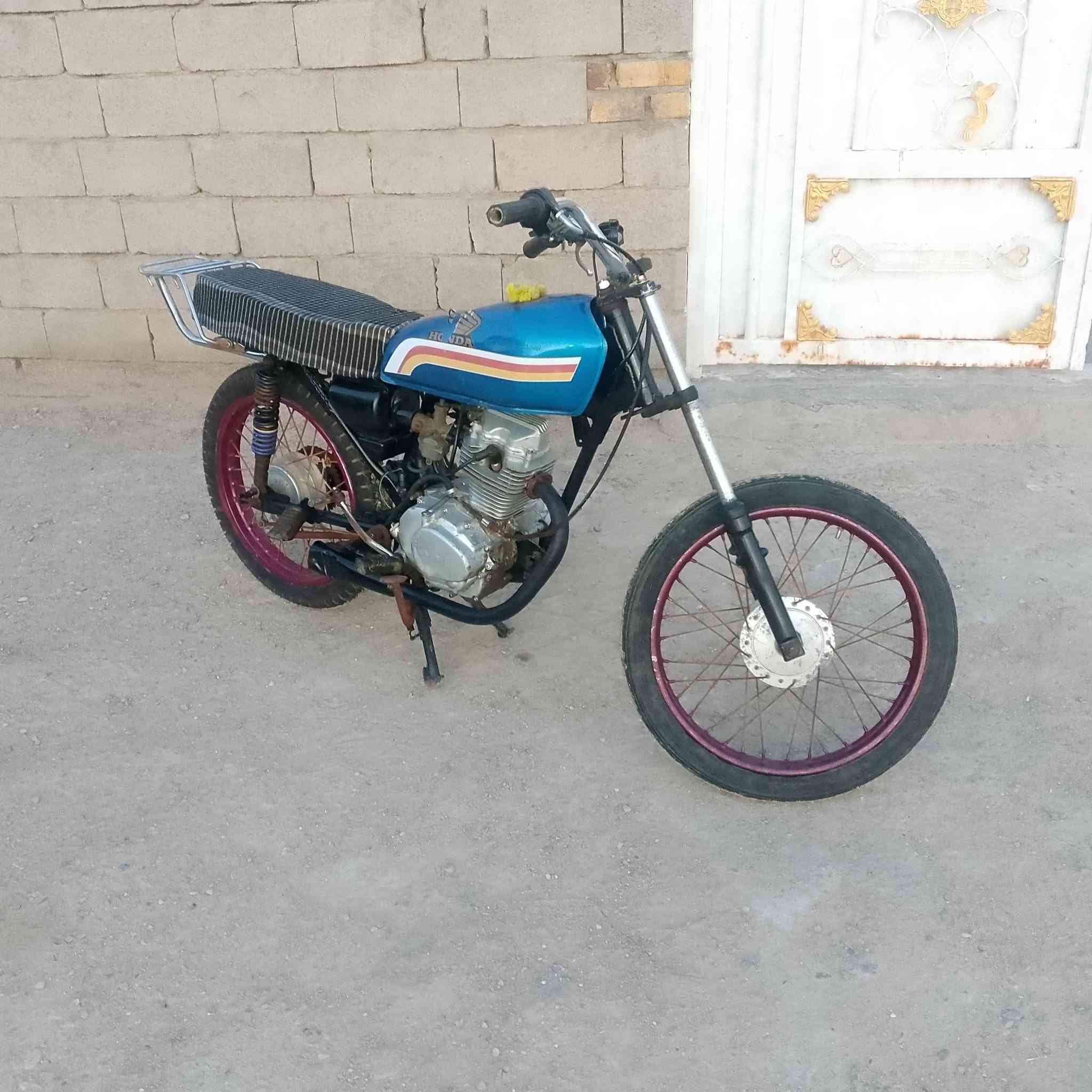 دراجه للبيع نامه محرك يخبل شلعه ومعدل وما يدخن دراجه كلك كلك ..للعلم صور مو حلوه سعر 350 وبيه مجال للشراي مكاني ناصريه مركز رقمي ***********
