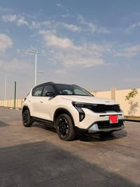 كيا سونيت للبيع  موديل 2024 السعر 160 و بيها مجال  ماشيه 12,000k m  ال...