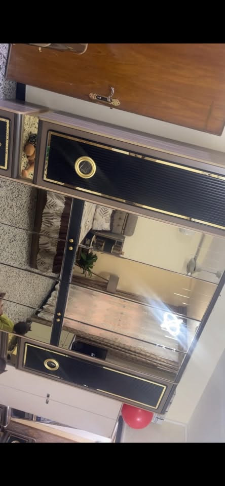 مرحبا غرفه نوم تركيه للبيع تكمه ونضيفه وثكيله جدا 7 قطع سعر مليون للاستفسار رقم ***********
