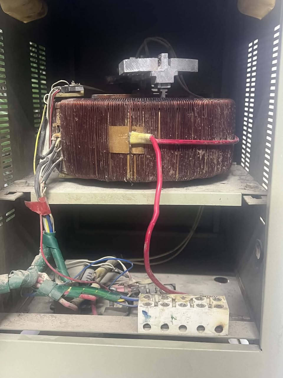 منظّم فولتية كهربائية أوتوماتيكي (Voltage Regulator / AVR) من شركة ANDELI، موديل SVC-10000VA.
وظيفته:

* يثبت فولتية الكهرباء الداخلة للبيت/الجهاز حتى يحمي الأجهزة من ارتفاع وانخفاض الفولتية.
* 10000VA يعني قدرته الاسمية حوالي 10 kVA.

السعر ٢٠٠ وبي مجال 
مكاني بغداد الحسينيه 
***********
منظّم فولتية كهربائية أوتوماتيكي (Voltage Regulator / AVR) من شركة ANDELI، موديل SVC-10000VA.

