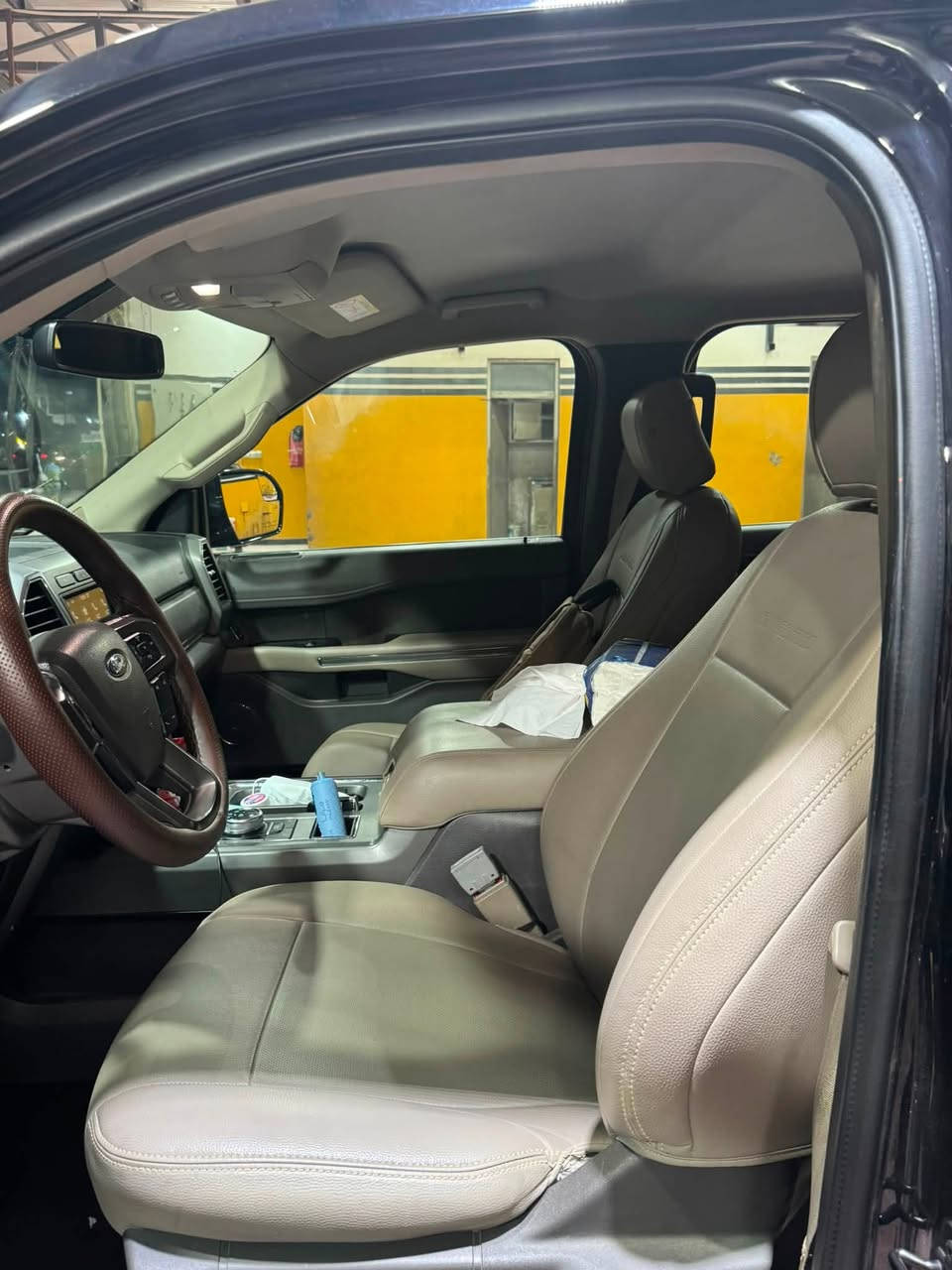 🚘 للبيع فورد إكسبدشن

🔹 الموديل: 2019 وكالة القاصد مكفولة
🔹 النوع: Ford Expedition
🔹 المحرك: تون تيربو  ايكو بوست يعني (صاروخ ارضي)
🔹 السيارة نظيفة ومرتبة
🔹 استخدام شخصي
🔹 الفحص حاضر للجادين
🔹 السيارة جاهزة للاستخدام وما تحتاج شي

🔹الرقم بغداد انكليزي بأسمي 
🔹الموصفات 
اوتو ستوب 
عدسه زينون بلاد 
3 قطع تبريد ثلج 
بصمه + تشغيل عن بعد 
تحكم كهرباء 

💰 السعر: ٢٩٥٠٠$ يعني دفترين وتسعين 
📍 الموقع: النجف الأشرف

📞 للاتصال والاستفسار: [***********]

للجادين فقط،
