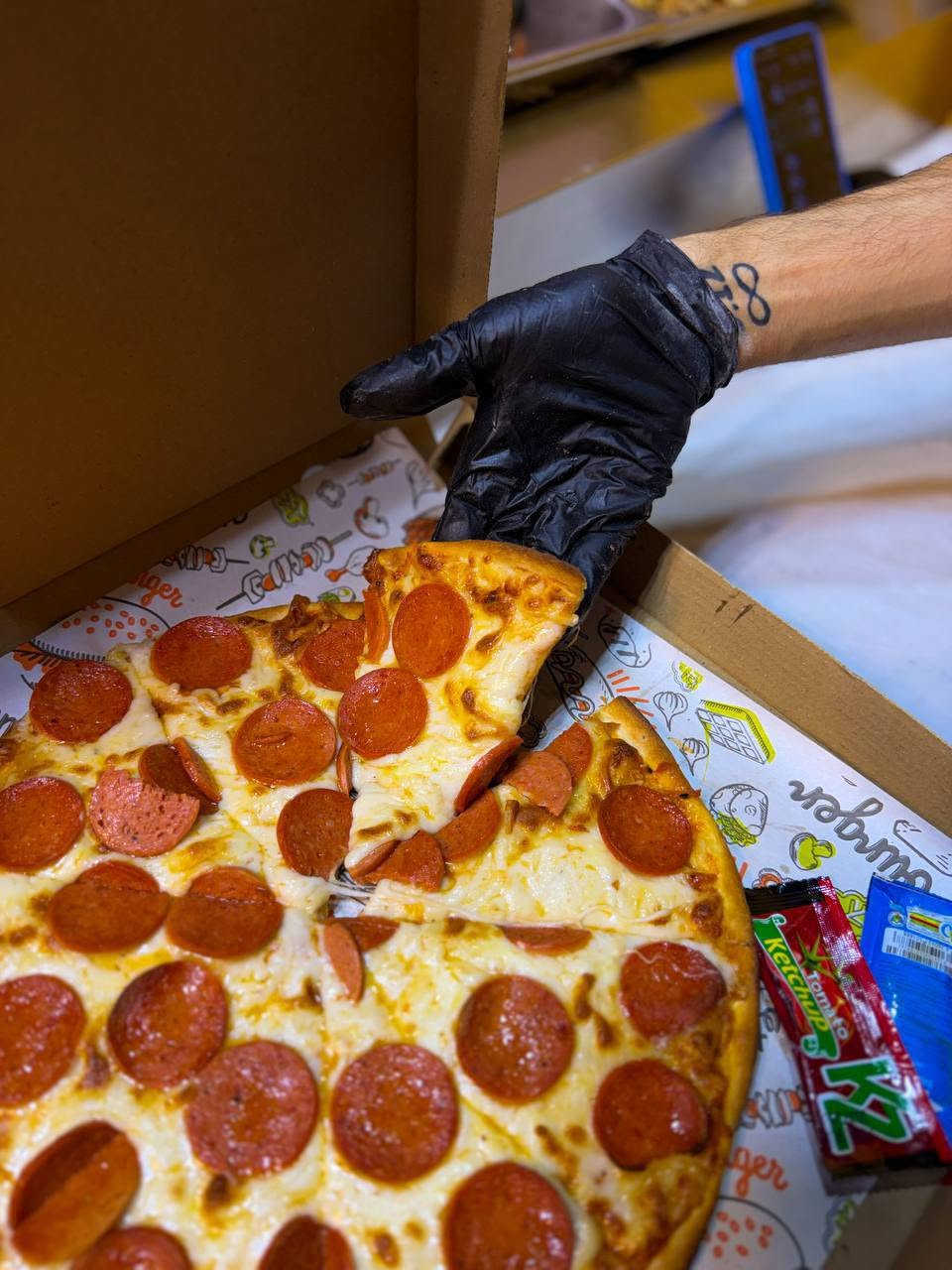 تصلك الأكلة حارة وشهية من مطعم كفوش! 🍕🍗
إليك صيغ لإعلانات جاهزة يمكنك استخدامها للنشر:
​الخيار الأول (سريع ومباشر):
​الطعم والنظافة تحكي عن نفسها! 🔥✨
من مطعم كفوش.. أطيب بيتزا، وستريبس مقرمش، وأطباق مميزة محضرة بكل نظافة وإتقان.
  
​🚗 خدمة التوصيل السريعة متوفرة:
📞 ***********
اطلب الآن وتوصلك لحد باب بيتك!

